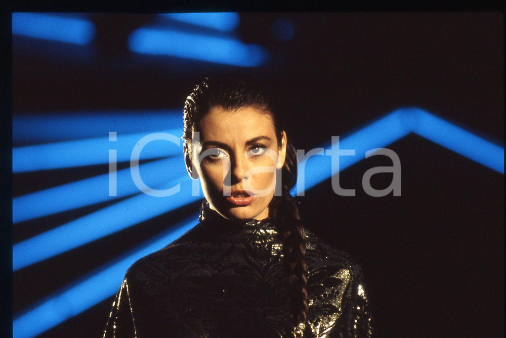 35mm vintage slide* 1990ca ITALIA MUSICA Carla BISSI "ALICE" in concerto (4) Diapositiva d'epoca, in formato 35 mm. CONDIZIONI: GOODE' severamente vietata la riproduzione. Tutti i diritti sono riservati.Nella diapositiva ICharta mette in vendita, sul negozio eBay e in esclusiva sul sito "icharta" il proprio archivio composto da numerose diapositive e negativi fotografici d'epoca, tutti originali e autentici, che attraversano la storia del costume italiano tra gli la fine degli anni Sessanta e Novanta.Si tratta di uno sguardo inedito sull'attualit&agrave;, la politica, la vita quotidiana, il gossip e la cultura, che fotografa il cambiamento della nazione in quest'ultimo scorcio del XX secolo. Un'occasione unica per il mercato del collezionismo, che vede finalmente disponibile un archivio eccezionale per vastit&agrave;, tematiche e condizioni, in un settore (il negativo fotografico e la diapositiva) di assoluta novit&agrave; e dalle interessanti prospettive di investimento.  originale e autentica 1