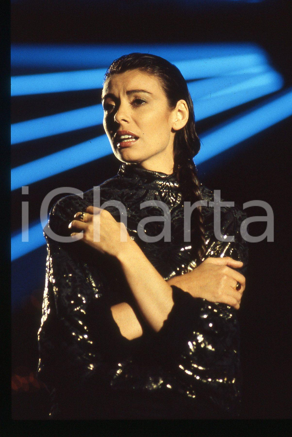 35mm vintage slide* 1990ca ITALIA MUSICA Carla BISSI "ALICE" in concerto (5) Diapositiva d'epoca, in formato 35 mm. CONDIZIONI: GOODE' severamente vietata la riproduzione. Tutti i diritti sono riservati.Nella diapositiva ICharta mette in vendita, sul negozio eBay e in esclusiva sul sito "icharta" il proprio archivio composto da numerose diapositive e negativi fotografici d'epoca, tutti originali e autentici, che attraversano la storia del costume italiano tra gli la fine degli anni Sessanta e Novanta.Si tratta di uno sguardo inedito sull'attualit&agrave;, la politica, la vita quotidiana, il gossip e la cultura, che fotografa il cambiamento della nazione in quest'ultimo scorcio del XX secolo. Un'occasione unica per il mercato del collezionismo, che vede finalmente disponibile un archivio eccezionale per vastit&agrave;, tematiche e condizioni, in un settore (il negativo fotografico e la diapositiva) di assoluta novit&agrave; e dalle interessanti prospettive di investimento.  originale e autentica 1