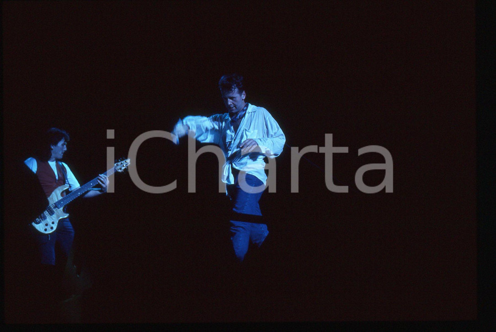35mm vintage slide* 1989 MILANO Jim KERR dei SIMPLE MINDS al Palatrussardi (1) Diapositiva d'epoca, in formato 35 mm. CONDIZIONI: GOODE' severamente vietata la riproduzione. Tutti i diritti sono riservati.Nella diapositiva ICharta mette in vendita, sul negozio eBay e in esclusiva sul sito "icharta" il proprio archivio composto da numerose diapositive e negativi fotografici d'epoca, tutti originali e autentici, che attraversano la storia del costume italiano tra gli la fine degli anni Sessanta e Novanta.Si tratta di uno sguardo inedito sull'attualit&agrave;, la politica, la vita quotidiana, il gossip e la cultura, che fotografa il cambiamento della nazione in quest'ultimo scorcio del XX secolo. Un'occasione unica per il mercato del collezionismo, che vede finalmente disponibile un archivio eccezionale per vastit&agrave;, tematiche e condizioni, in un settore (il negativo fotografico e la diapositiva) di assoluta novit&agrave; e dalle interessanti prospettive di investimento.  originale e autentica 1