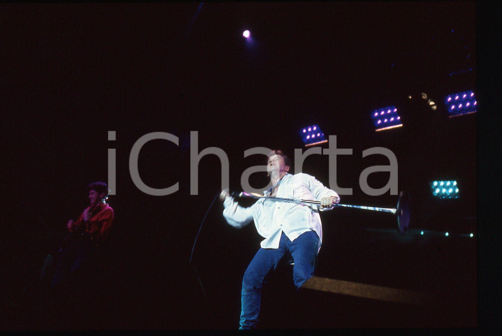 35mm vintage slide* 1989 MILANO Jim KERR dei SIMPLE MINDS al Palatrussardi (2) Diapositiva d'epoca, in formato 35 mm. CONDIZIONI: GOODE' severamente vietata la riproduzione. Tutti i diritti sono riservati.Nella diapositiva ICharta mette in vendita, sul negozio eBay e in esclusiva sul sito "icharta" il proprio archivio composto da numerose diapositive e negativi fotografici d'epoca, tutti originali e autentici, che attraversano la storia del costume italiano tra gli la fine degli anni Sessanta e Novanta.Si tratta di uno sguardo inedito sull'attualit&agrave;, la politica, la vita quotidiana, il gossip e la cultura, che fotografa il cambiamento della nazione in quest'ultimo scorcio del XX secolo. Un'occasione unica per il mercato del collezionismo, che vede finalmente disponibile un archivio eccezionale per vastit&agrave;, tematiche e condizioni, in un settore (il negativo fotografico e la diapositiva) di assoluta novit&agrave; e dalle interessanti prospettive di investimento.  originale e autentica 1
