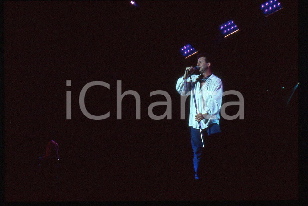 35mm vintage slide* 1989 MILANO Jim KERR dei SIMPLE MINDS al Palatrussardi (3) Diapositiva d'epoca, in formato 35 mm. CONDIZIONI: GOODE' severamente vietata la riproduzione. Tutti i diritti sono riservati.Nella diapositiva ICharta mette in vendita, sul negozio eBay e in esclusiva sul sito "icharta" il proprio archivio composto da numerose diapositive e negativi fotografici d'epoca, tutti originali e autentici, che attraversano la storia del costume italiano tra gli la fine degli anni Sessanta e Novanta.Si tratta di uno sguardo inedito sull'attualit&agrave;, la politica, la vita quotidiana, il gossip e la cultura, che fotografa il cambiamento della nazione in quest'ultimo scorcio del XX secolo. Un'occasione unica per il mercato del collezionismo, che vede finalmente disponibile un archivio eccezionale per vastit&agrave;, tematiche e condizioni, in un settore (il negativo fotografico e la diapositiva) di assoluta novit&agrave; e dalle interessanti prospettive di investimento.  originale e autentica 1