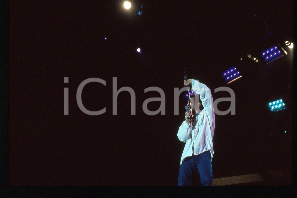 35mm vintage slide* 1989 MILANO Jim KERR dei SIMPLE MINDS al Palatrussardi (7) Diapositiva d'epoca, in formato 35 mm. CONDIZIONI: GOODE' severamente vietata la riproduzione. Tutti i diritti sono riservati.Nella diapositiva ICharta mette in vendita, sul negozio eBay e in esclusiva sul sito "icharta" il proprio archivio composto da numerose diapositive e negativi fotografici d'epoca, tutti originali e autentici, che attraversano la storia del costume italiano tra gli la fine degli anni Sessanta e Novanta.Si tratta di uno sguardo inedito sull'attualit&agrave;, la politica, la vita quotidiana, il gossip e la cultura, che fotografa il cambiamento della nazione in quest'ultimo scorcio del XX secolo. Un'occasione unica per il mercato del collezionismo, che vede finalmente disponibile un archivio eccezionale per vastit&agrave;, tematiche e condizioni, in un settore (il negativo fotografico e la diapositiva) di assoluta novit&agrave; e dalle interessanti prospettive di investimento.  originale e autentica 1