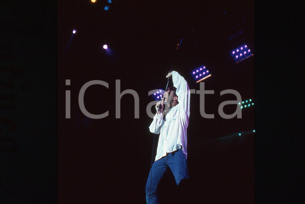 35mm vintage slide* 1989 MILANO Jim KERR dei SIMPLE MINDS al Palatrussardi (8) Diapositiva d'epoca, in formato 35 mm. CONDIZIONI: GOODE' severamente vietata la riproduzione. Tutti i diritti sono riservati.Nella diapositiva ICharta mette in vendita, sul negozio eBay e in esclusiva sul sito "icharta" il proprio archivio composto da numerose diapositive e negativi fotografici d'epoca, tutti originali e autentici, che attraversano la storia del costume italiano tra gli la fine degli anni Sessanta e Novanta.Si tratta di uno sguardo inedito sull'attualit&agrave;, la politica, la vita quotidiana, il gossip e la cultura, che fotografa il cambiamento della nazione in quest'ultimo scorcio del XX secolo. Un'occasione unica per il mercato del collezionismo, che vede finalmente disponibile un archivio eccezionale per vastit&agrave;, tematiche e condizioni, in un settore (il negativo fotografico e la diapositiva) di assoluta novit&agrave; e dalle interessanti prospettive di investimento.  originale e autentica 1