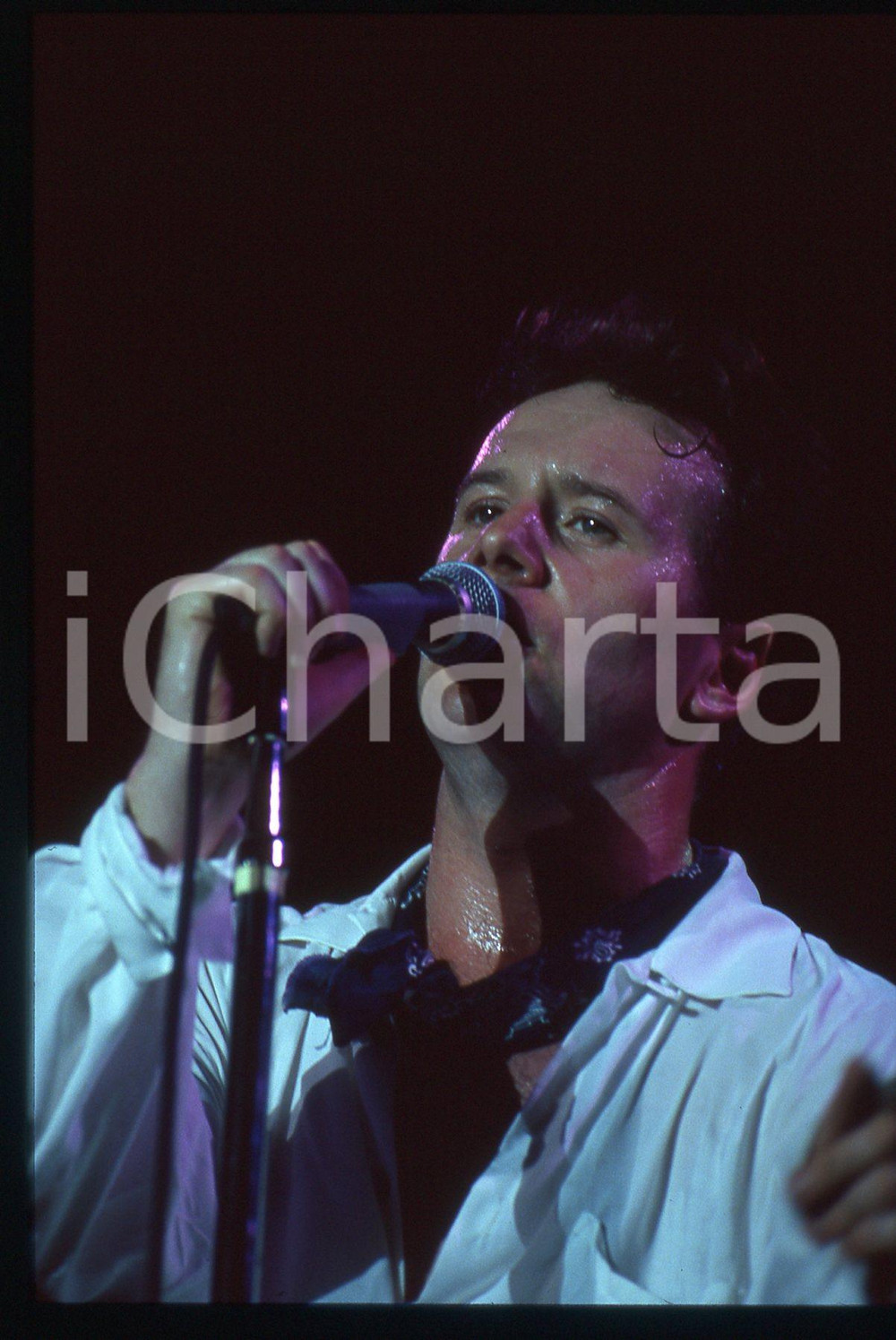 35mm vintage slide* 1989 MILANO Jim KERR dei SIMPLE MINDS al Palatrussardi (9) Diapositiva d'epoca, in formato 35 mm. CONDIZIONI: GOODE' severamente vietata la riproduzione. Tutti i diritti sono riservati.Nella diapositiva ICharta mette in vendita, sul negozio eBay e in esclusiva sul sito "icharta" il proprio archivio composto da numerose diapositive e negativi fotografici d'epoca, tutti originali e autentici, che attraversano la storia del costume italiano tra gli la fine degli anni Sessanta e Novanta.Si tratta di uno sguardo inedito sull'attualit&agrave;, la politica, la vita quotidiana, il gossip e la cultura, che fotografa il cambiamento della nazione in quest'ultimo scorcio del XX secolo. Un'occasione unica per il mercato del collezionismo, che vede finalmente disponibile un archivio eccezionale per vastit&agrave;, tematiche e condizioni, in un settore (il negativo fotografico e la diapositiva) di assoluta novit&agrave; e dalle interessanti prospettive di investimento.  originale e autentica 1
