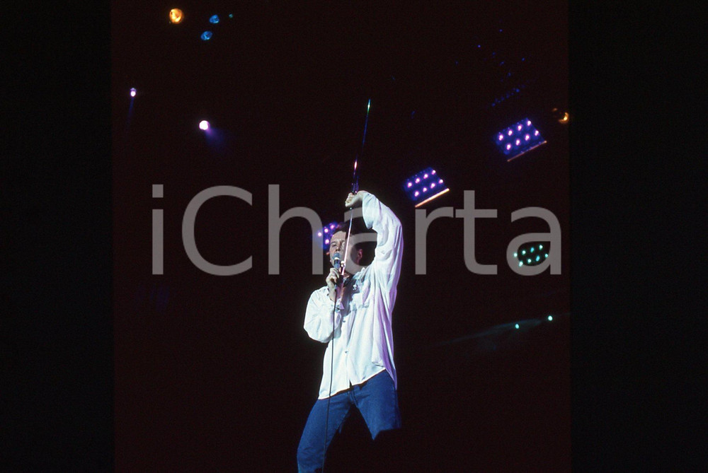 35mm vintage slide* 1989 MILANO Jim KERR dei SIMPLE MINDS al Palatrussardi (12) Diapositiva d'epoca, in formato 35 mm. CONDIZIONI: GOODE' severamente vietata la riproduzione. Tutti i diritti sono riservati.Nella diapositiva ICharta mette in vendita, sul negozio eBay e in esclusiva sul sito "icharta" il proprio archivio composto da numerose diapositive e negativi fotografici d'epoca, tutti originali e autentici, che attraversano la storia del costume italiano tra gli la fine degli anni Sessanta e Novanta.Si tratta di uno sguardo inedito sull'attualit&agrave;, la politica, la vita quotidiana, il gossip e la cultura, che fotografa il cambiamento della nazione in quest'ultimo scorcio del XX secolo. Un'occasione unica per il mercato del collezionismo, che vede finalmente disponibile un archivio eccezionale per vastit&agrave;, tematiche e condizioni, in un settore (il negativo fotografico e la diapositiva) di assoluta novit&agrave; e dalle interessanti prospettive di investimento.  originale e autentica 1