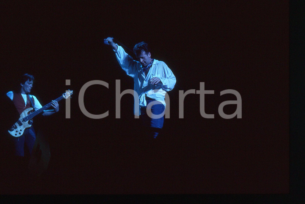 35mm vintage slide* 1989 MILANO Jim KERR dei SIMPLE MINDS al Palatrussardi (17) Diapositiva d'epoca, in formato 35 mm. CONDIZIONI: GOODE' severamente vietata la riproduzione. Tutti i diritti sono riservati.Nella diapositiva ICharta mette in vendita, sul negozio eBay e in esclusiva sul sito "icharta" il proprio archivio composto da numerose diapositive e negativi fotografici d'epoca, tutti originali e autentici, che attraversano la storia del costume italiano tra gli la fine degli anni Sessanta e Novanta.Si tratta di uno sguardo inedito sull'attualit&agrave;, la politica, la vita quotidiana, il gossip e la cultura, che fotografa il cambiamento della nazione in quest'ultimo scorcio del XX secolo. Un'occasione unica per il mercato del collezionismo, che vede finalmente disponibile un archivio eccezionale per vastit&agrave;, tematiche e condizioni, in un settore (il negativo fotografico e la diapositiva) di assoluta novit&agrave; e dalle interessanti prospettive di investimento.  originale e autentica 1