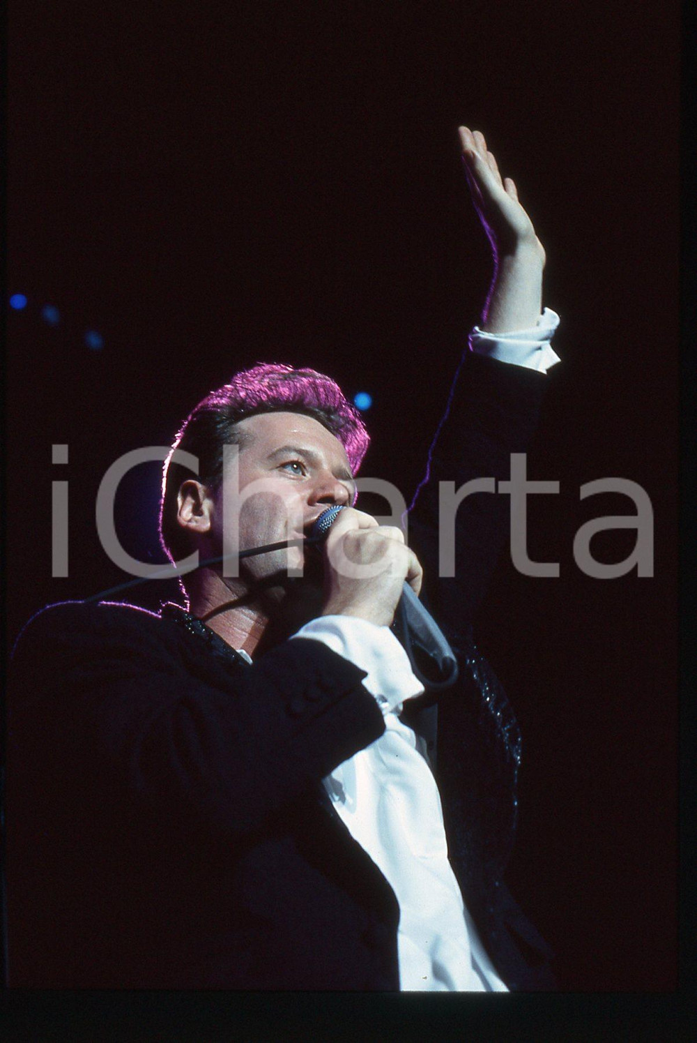 35mm vintage slide* 1989 MILANO Jim KERR dei SIMPLE MINDS al Palatrussardi (19) Diapositiva d'epoca, in formato 35 mm. CONDIZIONI: GOODE' severamente vietata la riproduzione. Tutti i diritti sono riservati.Nella diapositiva ICharta mette in vendita, sul negozio eBay e in esclusiva sul sito "icharta" il proprio archivio composto da numerose diapositive e negativi fotografici d'epoca, tutti originali e autentici, che attraversano la storia del costume italiano tra gli la fine degli anni Sessanta e Novanta.Si tratta di uno sguardo inedito sull'attualit&agrave;, la politica, la vita quotidiana, il gossip e la cultura, che fotografa il cambiamento della nazione in quest'ultimo scorcio del XX secolo. Un'occasione unica per il mercato del collezionismo, che vede finalmente disponibile un archivio eccezionale per vastit&agrave;, tematiche e condizioni, in un settore (il negativo fotografico e la diapositiva) di assoluta novit&agrave; e dalle interessanti prospettive di investimento.  originale e autentica 1