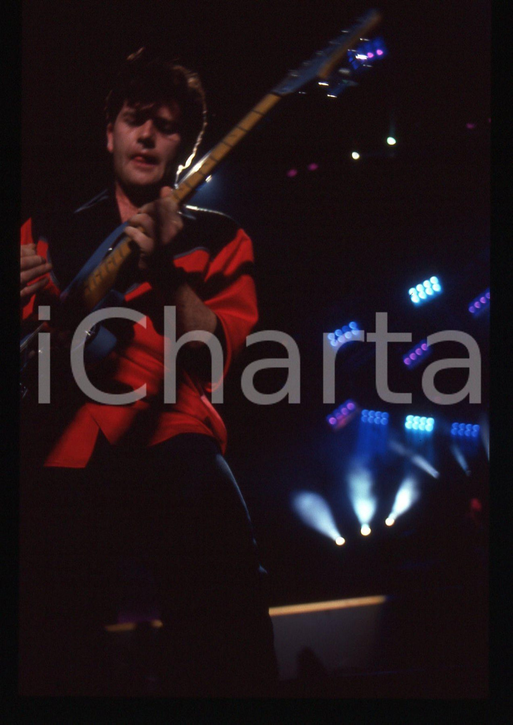 35mm vintage slide* 1989 MILANO Charlie BURCHILL SIMPLE MINDS al Palatrussardi Diapositiva d'epoca, in formato 35 mm. CONDIZIONI: GOODE' severamente vietata la riproduzione. Tutti i diritti sono riservati.Nella diapositiva ICharta mette in vendita, sul negozio eBay e in esclusiva sul sito "icharta" il proprio archivio composto da numerose diapositive e negativi fotografici d'epoca, tutti originali e autentici, che attraversano la storia del costume italiano tra gli la fine degli anni Sessanta e Novanta.Si tratta di uno sguardo inedito sull'attualit&agrave;, la politica, la vita quotidiana, il gossip e la cultura, che fotografa il cambiamento della nazione in quest'ultimo scorcio del XX secolo. Un'occasione unica per il mercato del collezionismo, che vede finalmente disponibile un archivio eccezionale per vastit&agrave;, tematiche e condizioni, in un settore (il negativo fotografico e la diapositiva) di assoluta novit&agrave; e dalle interessanti prospettive di investimento.  originale e autentica 1