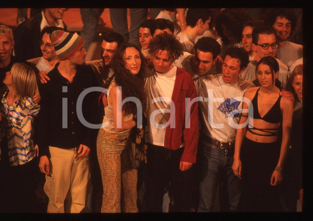 35mm vintage slide* 1997 SANREMO TOP Niccolò FABI Marina REI Alex BARONI (1) Diapositiva d'epoca, in formato 35 mm. CONDIZIONI: GOODE' severamente vietata la riproduzione. Tutti i diritti sono riservati.Nella diapositiva ICharta mette in vendita, sul negozio eBay e in esclusiva sul sito "icharta" il proprio archivio composto da numerose diapositive e negativi fotografici d'epoca, tutti originali e autentici, che attraversano la storia del costume italiano tra gli la fine degli anni Sessanta e Novanta.Si tratta di uno sguardo inedito sull'attualit&agrave;, la politica, la vita quotidiana, il gossip e la cultura, che fotografa il cambiamento della nazione in quest'ultimo scorcio del XX secolo. Un'occasione unica per il mercato del collezionismo, che vede finalmente disponibile un archivio eccezionale per vastit&agrave;, tematiche e condizioni, in un settore (il negativo fotografico e la diapositiva) di assoluta novit&agrave; e dalle interessanti prospettive di investimento.  originale e autentica 1