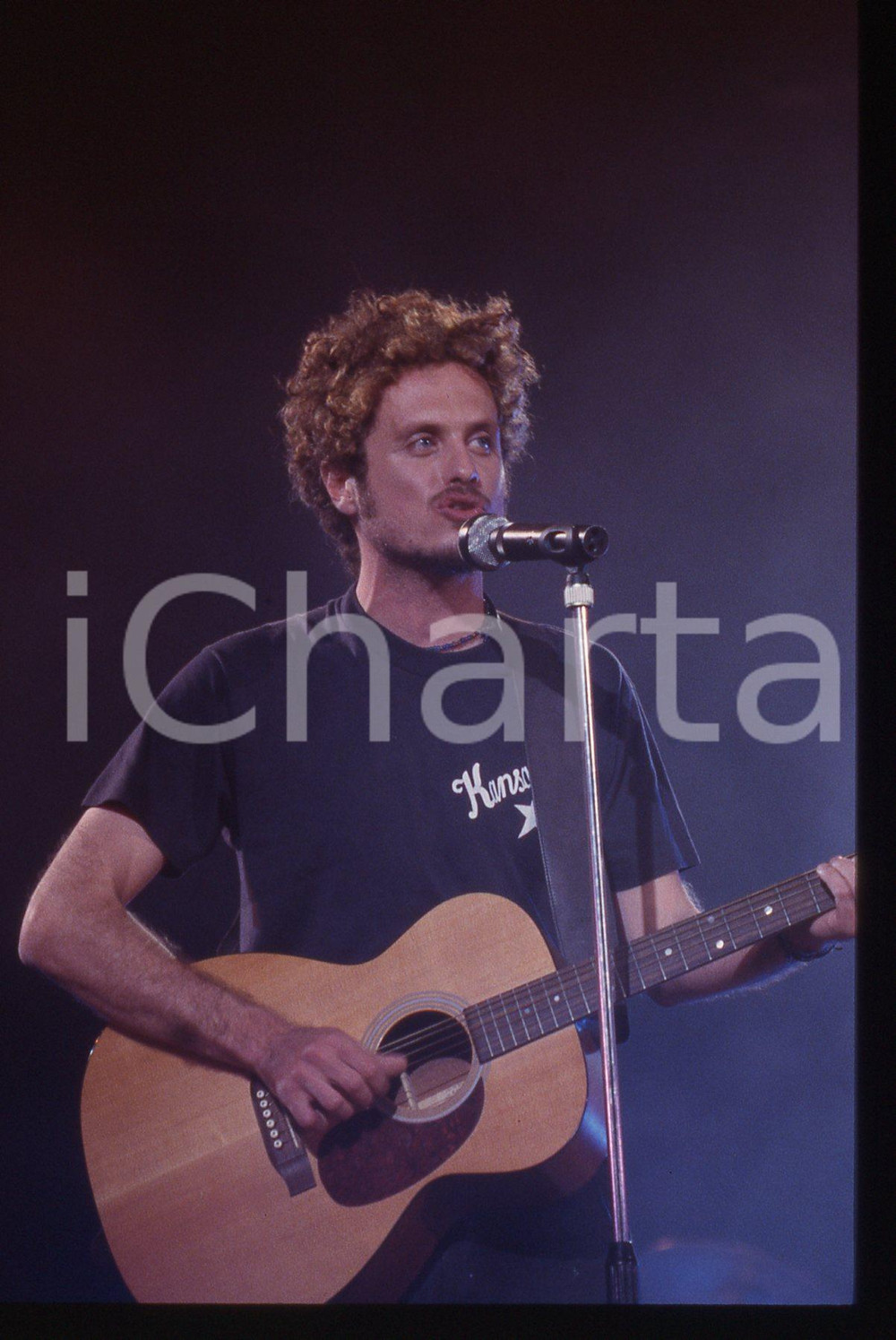 35mm vintage slide* 1997 ITALIA MUSICA Niccolò FABI durante un concerto (1) Diapositiva d'epoca, in formato 35 mm. CONDIZIONI: GOODE' severamente vietata la riproduzione. Tutti i diritti sono riservati.Nella diapositiva ICharta mette in vendita, sul negozio eBay e in esclusiva sul sito "icharta" il proprio archivio composto da numerose diapositive e negativi fotografici d'epoca, tutti originali e autentici, che attraversano la storia del costume italiano tra gli la fine degli anni Sessanta e Novanta.Si tratta di uno sguardo inedito sull'attualit&agrave;, la politica, la vita quotidiana, il gossip e la cultura, che fotografa il cambiamento della nazione in quest'ultimo scorcio del XX secolo. Un'occasione unica per il mercato del collezionismo, che vede finalmente disponibile un archivio eccezionale per vastit&agrave;, tematiche e condizioni, in un settore (il negativo fotografico e la diapositiva) di assoluta novit&agrave; e dalle interessanti prospettive di investimento.  originale e autentica 1