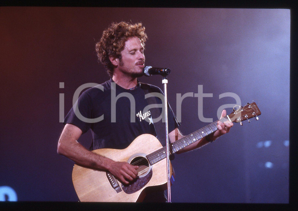 35mm vintage slide* 1997 ITALIA MUSICA Niccolò FABI durante un concerto (3) Diapositiva d'epoca, in formato 35 mm. CONDIZIONI: GOODE' severamente vietata la riproduzione. Tutti i diritti sono riservati.Nella diapositiva ICharta mette in vendita, sul negozio eBay e in esclusiva sul sito "icharta" il proprio archivio composto da numerose diapositive e negativi fotografici d'epoca, tutti originali e autentici, che attraversano la storia del costume italiano tra gli la fine degli anni Sessanta e Novanta.Si tratta di uno sguardo inedito sull'attualit&agrave;, la politica, la vita quotidiana, il gossip e la cultura, che fotografa il cambiamento della nazione in quest'ultimo scorcio del XX secolo. Un'occasione unica per il mercato del collezionismo, che vede finalmente disponibile un archivio eccezionale per vastit&agrave;, tematiche e condizioni, in un settore (il negativo fotografico e la diapositiva) di assoluta novit&agrave; e dalle interessanti prospettive di investimento.  originale e autentica 1