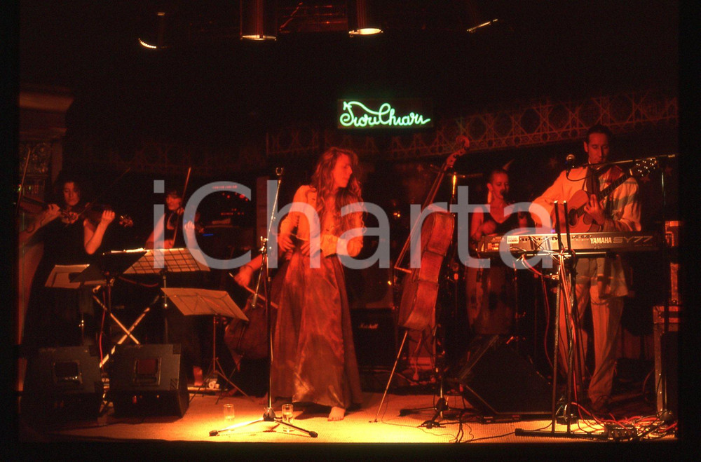 35mm vintage slide* 1995ca MILANO Caroline LAVELLE durante un concerto (1) Diapositiva d'epoca, in formato 35 mm. CONDIZIONI: GOODE' severamente vietata la riproduzione. Tutti i diritti sono riservati.Nella diapositiva ICharta mette in vendita, sul negozio eBay e in esclusiva sul sito "icharta" il proprio archivio composto da numerose diapositive e negativi fotografici d'epoca, tutti originali e autentici, che attraversano la storia del costume italiano tra gli la fine degli anni Sessanta e Novanta.Si tratta di uno sguardo inedito sull'attualit&agrave;, la politica, la vita quotidiana, il gossip e la cultura, che fotografa il cambiamento della nazione in quest'ultimo scorcio del XX secolo. Un'occasione unica per il mercato del collezionismo, che vede finalmente disponibile un archivio eccezionale per vastit&agrave;, tematiche e condizioni, in un settore (il negativo fotografico e la diapositiva) di assoluta novit&agrave; e dalle interessanti prospettive di investimento.  originale e autentica 1