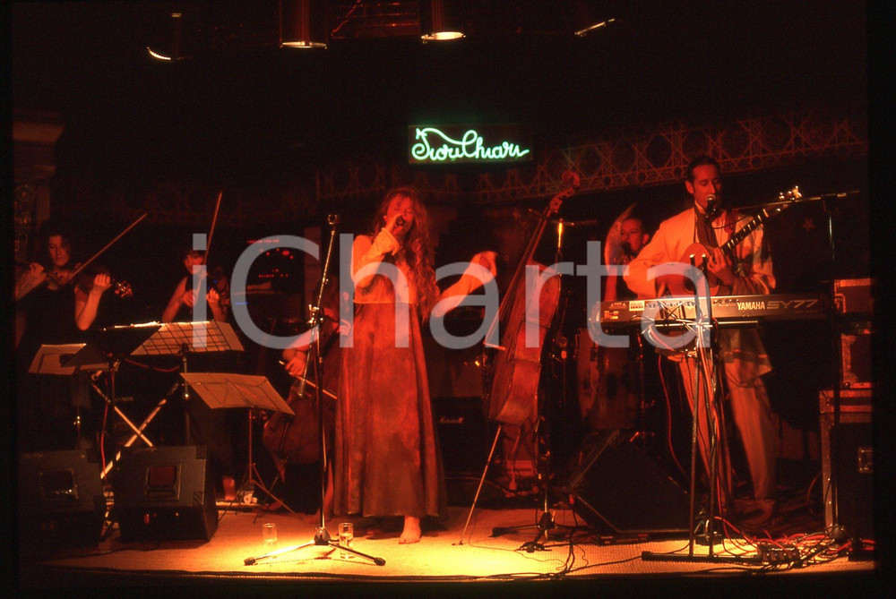 35mm vintage slide* 1995ca MILANO Caroline LAVELLE durante un concerto (3) Diapositiva d'epoca, in formato 35 mm. CONDIZIONI: GOODE' severamente vietata la riproduzione. Tutti i diritti sono riservati.Nella diapositiva ICharta mette in vendita, sul negozio eBay e in esclusiva sul sito "icharta" il proprio archivio composto da numerose diapositive e negativi fotografici d'epoca, tutti originali e autentici, che attraversano la storia del costume italiano tra gli la fine degli anni Sessanta e Novanta.Si tratta di uno sguardo inedito sull'attualit&agrave;, la politica, la vita quotidiana, il gossip e la cultura, che fotografa il cambiamento della nazione in quest'ultimo scorcio del XX secolo. Un'occasione unica per il mercato del collezionismo, che vede finalmente disponibile un archivio eccezionale per vastit&agrave;, tematiche e condizioni, in un settore (il negativo fotografico e la diapositiva) di assoluta novit&agrave; e dalle interessanti prospettive di investimento.  originale e autentica 1