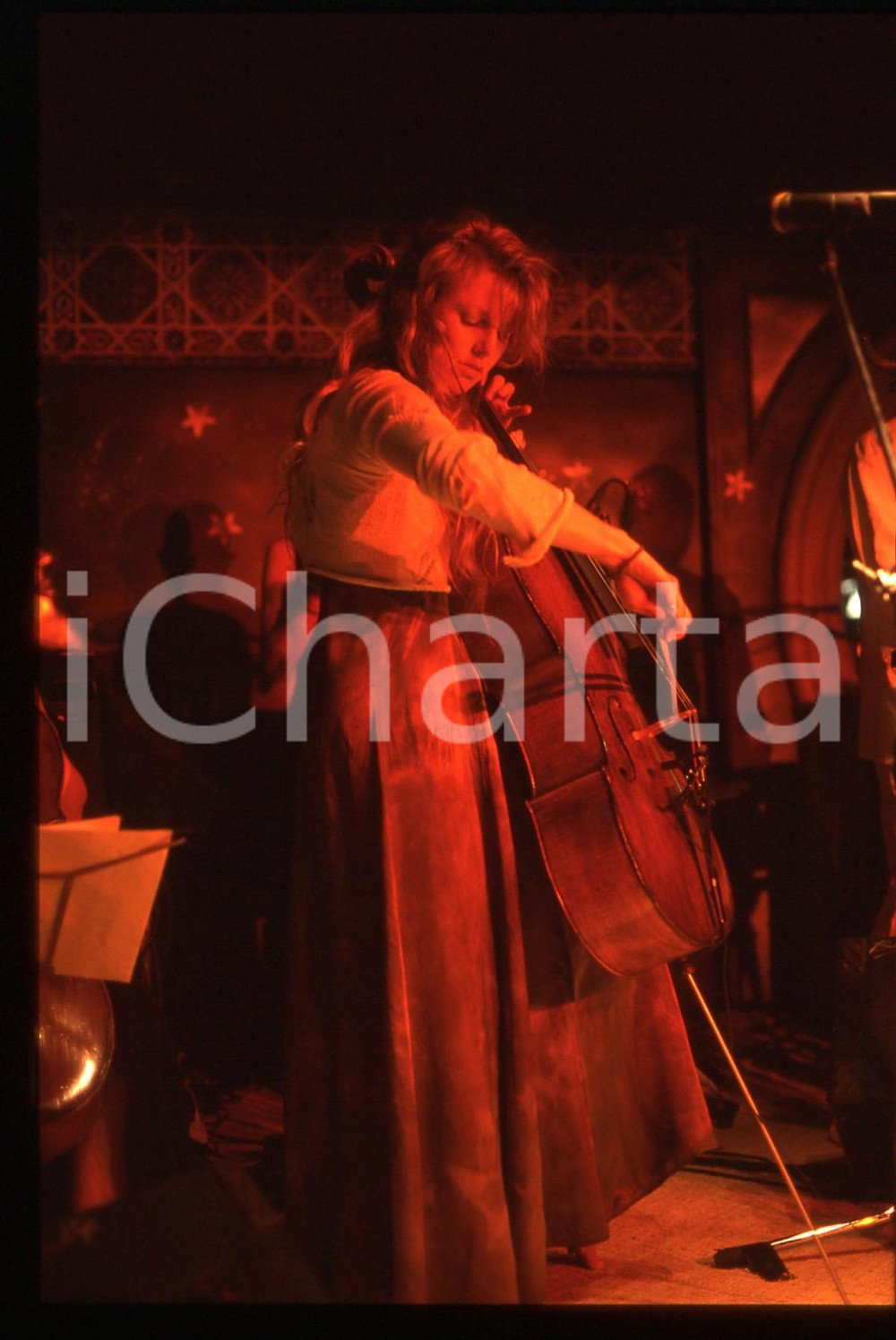 35mm vintage slide* 1995ca MILANO Caroline LAVELLE durante un concerto (4) Diapositiva d'epoca, in formato 35 mm. CONDIZIONI: GOODE' severamente vietata la riproduzione. Tutti i diritti sono riservati.Nella diapositiva ICharta mette in vendita, sul negozio eBay e in esclusiva sul sito "icharta" il proprio archivio composto da numerose diapositive e negativi fotografici d'epoca, tutti originali e autentici, che attraversano la storia del costume italiano tra gli la fine degli anni Sessanta e Novanta.Si tratta di uno sguardo inedito sull'attualit&agrave;, la politica, la vita quotidiana, il gossip e la cultura, che fotografa il cambiamento della nazione in quest'ultimo scorcio del XX secolo. Un'occasione unica per il mercato del collezionismo, che vede finalmente disponibile un archivio eccezionale per vastit&agrave;, tematiche e condizioni, in un settore (il negativo fotografico e la diapositiva) di assoluta novit&agrave; e dalle interessanti prospettive di investimento.  originale e autentica 1