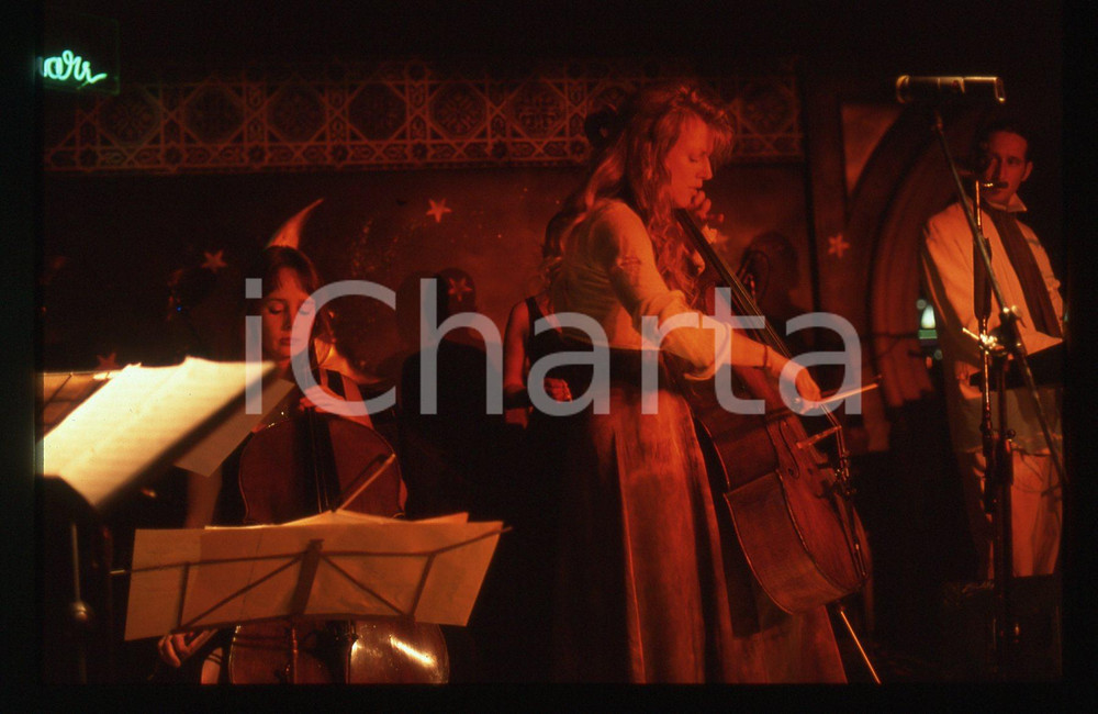 35mm vintage slide* 1995ca MILANO Caroline LAVELLE durante un concerto (6) Diapositiva d'epoca, in formato 35 mm. CONDIZIONI: GOODE' severamente vietata la riproduzione. Tutti i diritti sono riservati.Nella diapositiva ICharta mette in vendita, sul negozio eBay e in esclusiva sul sito "icharta" il proprio archivio composto da numerose diapositive e negativi fotografici d'epoca, tutti originali e autentici, che attraversano la storia del costume italiano tra gli la fine degli anni Sessanta e Novanta.Si tratta di uno sguardo inedito sull'attualit&agrave;, la politica, la vita quotidiana, il gossip e la cultura, che fotografa il cambiamento della nazione in quest'ultimo scorcio del XX secolo. Un'occasione unica per il mercato del collezionismo, che vede finalmente disponibile un archivio eccezionale per vastit&agrave;, tematiche e condizioni, in un settore (il negativo fotografico e la diapositiva) di assoluta novit&agrave; e dalle interessanti prospettive di investimento.  originale e autentica 1