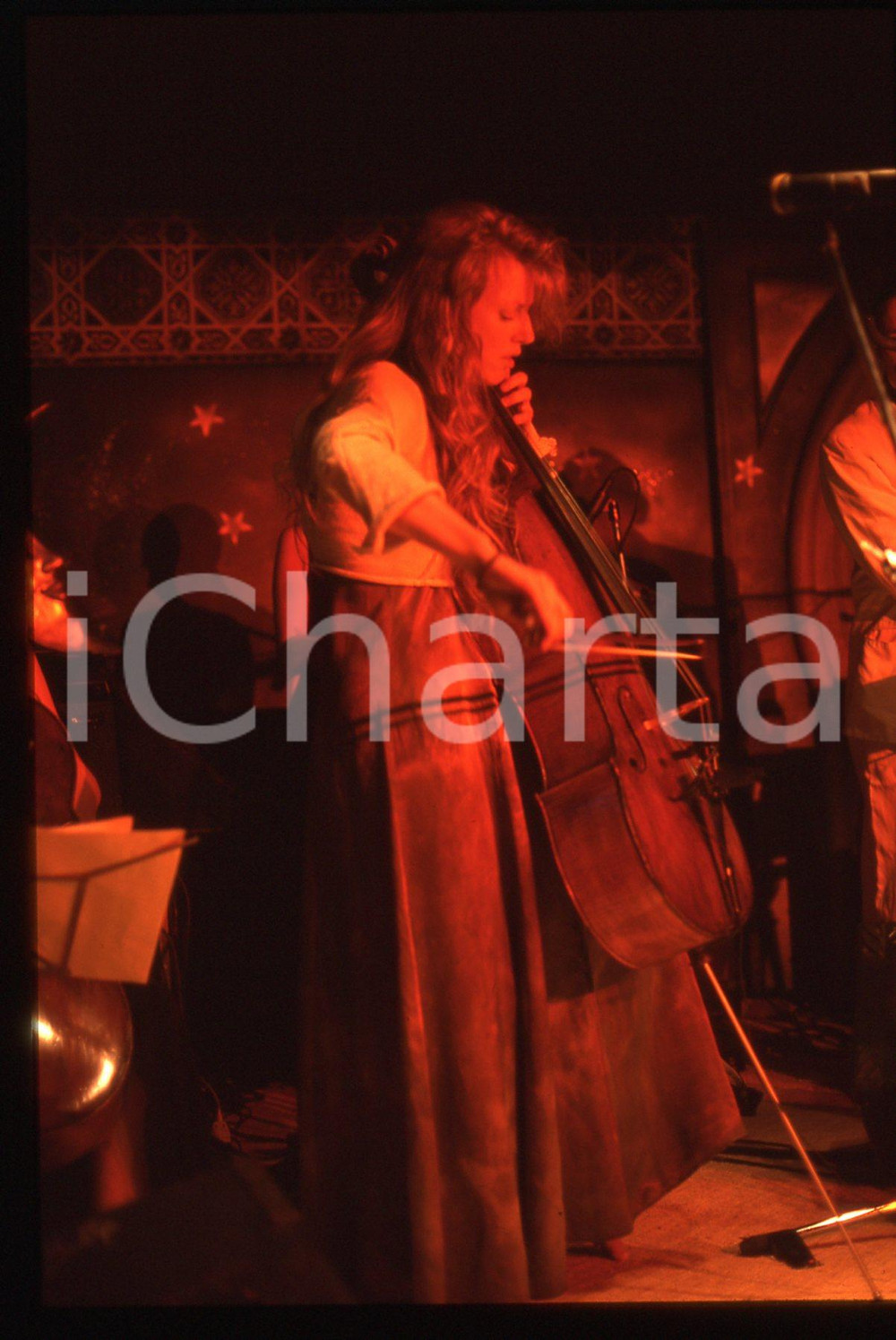 35mm vintage slide* 1995ca MILANO Caroline LAVELLE durante un concerto (7) Diapositiva d'epoca, in formato 35 mm. CONDIZIONI: GOODE' severamente vietata la riproduzione. Tutti i diritti sono riservati.Nella diapositiva ICharta mette in vendita, sul negozio eBay e in esclusiva sul sito "icharta" il proprio archivio composto da numerose diapositive e negativi fotografici d'epoca, tutti originali e autentici, che attraversano la storia del costume italiano tra gli la fine degli anni Sessanta e Novanta.Si tratta di uno sguardo inedito sull'attualit&agrave;, la politica, la vita quotidiana, il gossip e la cultura, che fotografa il cambiamento della nazione in quest'ultimo scorcio del XX secolo. Un'occasione unica per il mercato del collezionismo, che vede finalmente disponibile un archivio eccezionale per vastit&agrave;, tematiche e condizioni, in un settore (il negativo fotografico e la diapositiva) di assoluta novit&agrave; e dalle interessanti prospettive di investimento.  originale e autentica 1