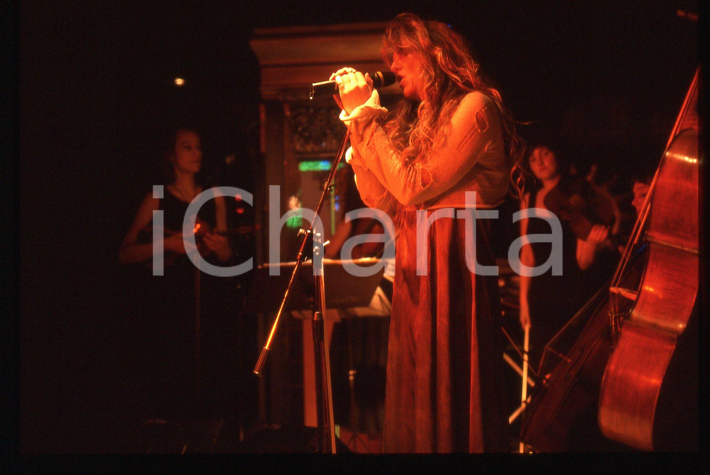 Fotografia d epoca originale 35mm vintage slide 1995ca MILANO Caroline LAVELLE durante un concerto 9 1