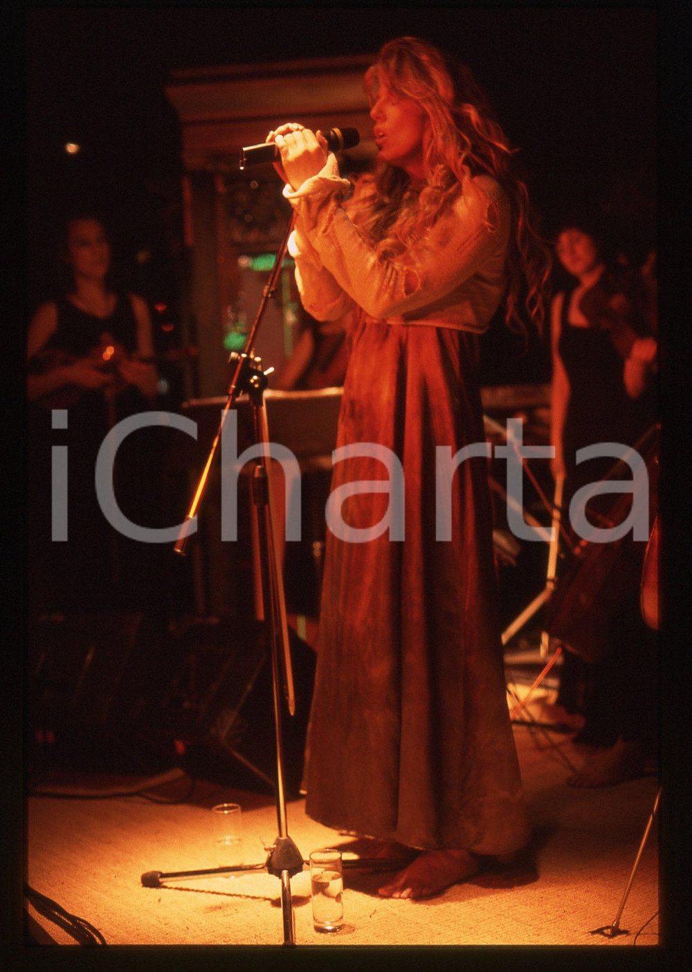 35mm vintage slide* 1995ca MILANO Caroline LAVELLE durante un concerto (10) Diapositiva d'epoca, in formato 35 mm. CONDIZIONI: GOODE' severamente vietata la riproduzione. Tutti i diritti sono riservati.Nella diapositiva ICharta mette in vendita, sul negozio eBay e in esclusiva sul sito "icharta" il proprio archivio composto da numerose diapositive e negativi fotografici d'epoca, tutti originali e autentici, che attraversano la storia del costume italiano tra gli la fine degli anni Sessanta e Novanta.Si tratta di uno sguardo inedito sull'attualit&agrave;, la politica, la vita quotidiana, il gossip e la cultura, che fotografa il cambiamento della nazione in quest'ultimo scorcio del XX secolo. Un'occasione unica per il mercato del collezionismo, che vede finalmente disponibile un archivio eccezionale per vastit&agrave;, tematiche e condizioni, in un settore (il negativo fotografico e la diapositiva) di assoluta novit&agrave; e dalle interessanti prospettive di investimento.  originale e autentica 1