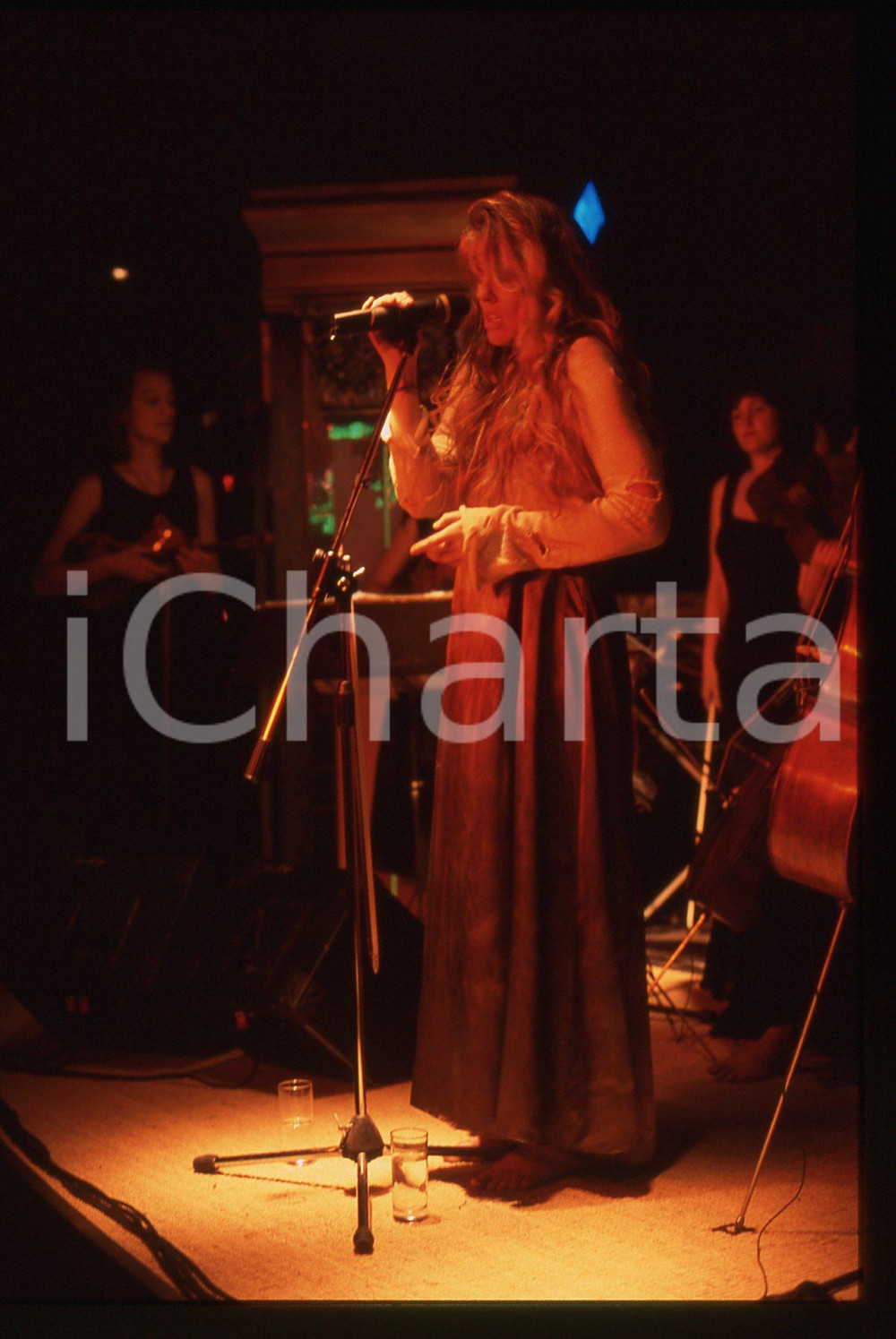 35mm vintage slide* 1995ca MILANO Caroline LAVELLE durante un concerto (11) Diapositiva d'epoca, in formato 35 mm. CONDIZIONI: GOODE' severamente vietata la riproduzione. Tutti i diritti sono riservati.Nella diapositiva ICharta mette in vendita, sul negozio eBay e in esclusiva sul sito "icharta" il proprio archivio composto da numerose diapositive e negativi fotografici d'epoca, tutti originali e autentici, che attraversano la storia del costume italiano tra gli la fine degli anni Sessanta e Novanta.Si tratta di uno sguardo inedito sull'attualit&agrave;, la politica, la vita quotidiana, il gossip e la cultura, che fotografa il cambiamento della nazione in quest'ultimo scorcio del XX secolo. Un'occasione unica per il mercato del collezionismo, che vede finalmente disponibile un archivio eccezionale per vastit&agrave;, tematiche e condizioni, in un settore (il negativo fotografico e la diapositiva) di assoluta novit&agrave; e dalle interessanti prospettive di investimento.  originale e autentica 1