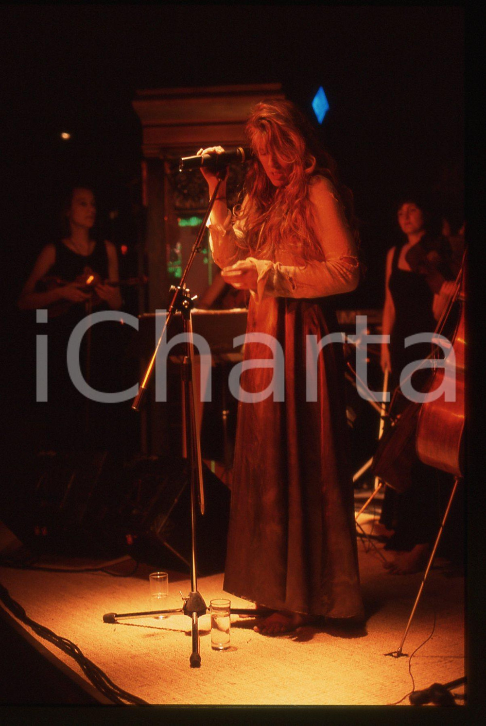 35mm vintage slide* 1995ca MILANO Caroline LAVELLE durante un concerto (12) Diapositiva d'epoca, in formato 35 mm. CONDIZIONI: GOODE' severamente vietata la riproduzione. Tutti i diritti sono riservati.Nella diapositiva ICharta mette in vendita, sul negozio eBay e in esclusiva sul sito "icharta" il proprio archivio composto da numerose diapositive e negativi fotografici d'epoca, tutti originali e autentici, che attraversano la storia del costume italiano tra gli la fine degli anni Sessanta e Novanta.Si tratta di uno sguardo inedito sull'attualit&agrave;, la politica, la vita quotidiana, il gossip e la cultura, che fotografa il cambiamento della nazione in quest'ultimo scorcio del XX secolo. Un'occasione unica per il mercato del collezionismo, che vede finalmente disponibile un archivio eccezionale per vastit&agrave;, tematiche e condizioni, in un settore (il negativo fotografico e la diapositiva) di assoluta novit&agrave; e dalle interessanti prospettive di investimento.  originale e autentica 1