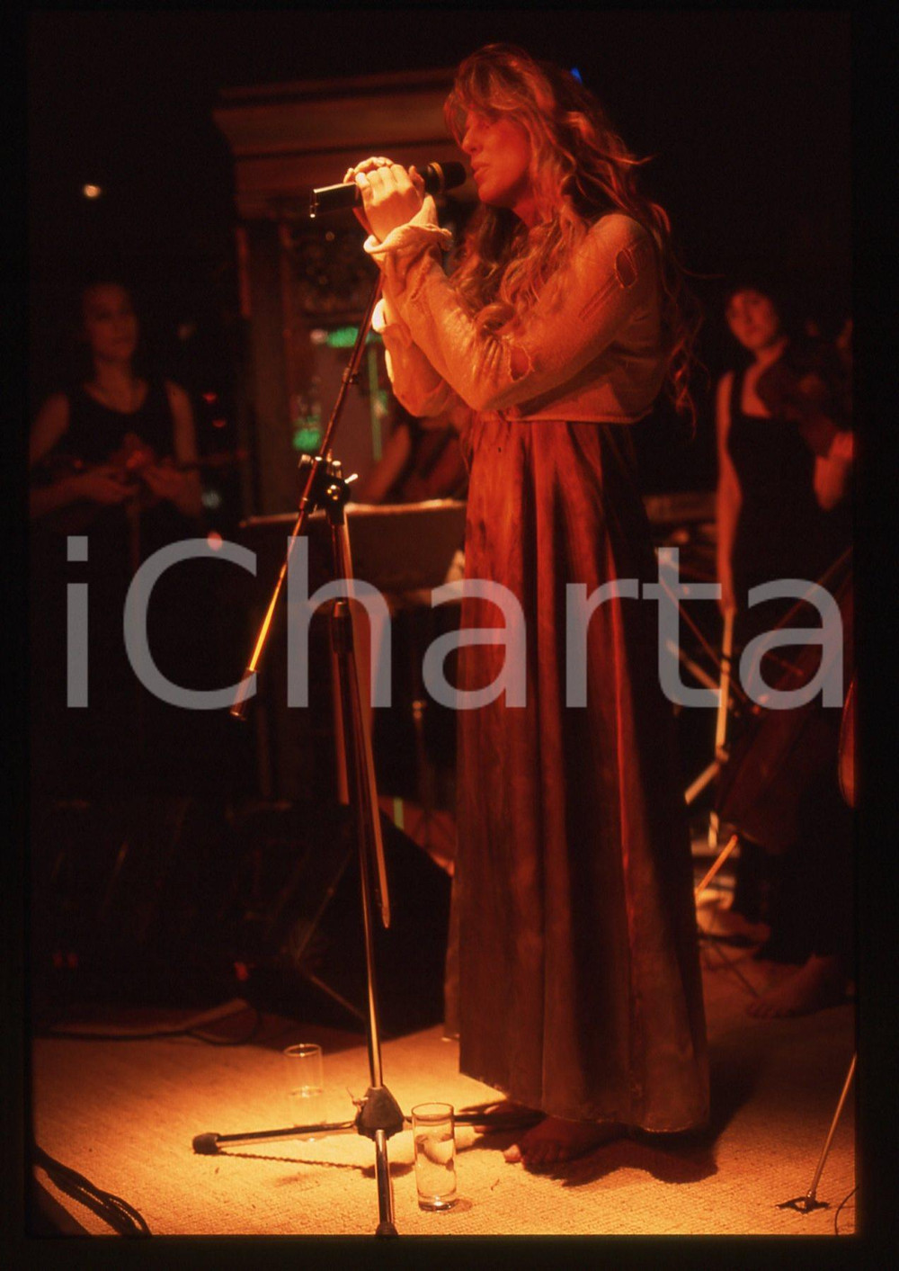 35mm vintage slide* 1995ca MILANO Caroline LAVELLE durante un concerto (13) Diapositiva d'epoca, in formato 35 mm. CONDIZIONI: GOODE' severamente vietata la riproduzione. Tutti i diritti sono riservati.Nella diapositiva ICharta mette in vendita, sul negozio eBay e in esclusiva sul sito "icharta" il proprio archivio composto da numerose diapositive e negativi fotografici d'epoca, tutti originali e autentici, che attraversano la storia del costume italiano tra gli la fine degli anni Sessanta e Novanta.Si tratta di uno sguardo inedito sull'attualit&agrave;, la politica, la vita quotidiana, il gossip e la cultura, che fotografa il cambiamento della nazione in quest'ultimo scorcio del XX secolo. Un'occasione unica per il mercato del collezionismo, che vede finalmente disponibile un archivio eccezionale per vastit&agrave;, tematiche e condizioni, in un settore (il negativo fotografico e la diapositiva) di assoluta novit&agrave; e dalle interessanti prospettive di investimento.  originale e autentica 1
