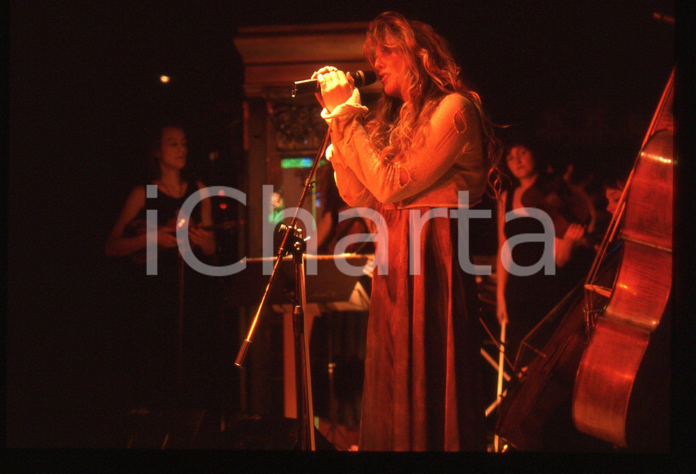 35mm vintage slide* 1995ca MILANO Caroline LAVELLE durante un concerto (14) Diapositiva d'epoca, in formato 35 mm. CONDIZIONI: GOODE' severamente vietata la riproduzione. Tutti i diritti sono riservati.Nella diapositiva ICharta mette in vendita, sul negozio eBay e in esclusiva sul sito "icharta" il proprio archivio composto da numerose diapositive e negativi fotografici d'epoca, tutti originali e autentici, che attraversano la storia del costume italiano tra gli la fine degli anni Sessanta e Novanta.Si tratta di uno sguardo inedito sull'attualit&agrave;, la politica, la vita quotidiana, il gossip e la cultura, che fotografa il cambiamento della nazione in quest'ultimo scorcio del XX secolo. Un'occasione unica per il mercato del collezionismo, che vede finalmente disponibile un archivio eccezionale per vastit&agrave;, tematiche e condizioni, in un settore (il negativo fotografico e la diapositiva) di assoluta novit&agrave; e dalle interessanti prospettive di investimento.  originale e autentica 1
