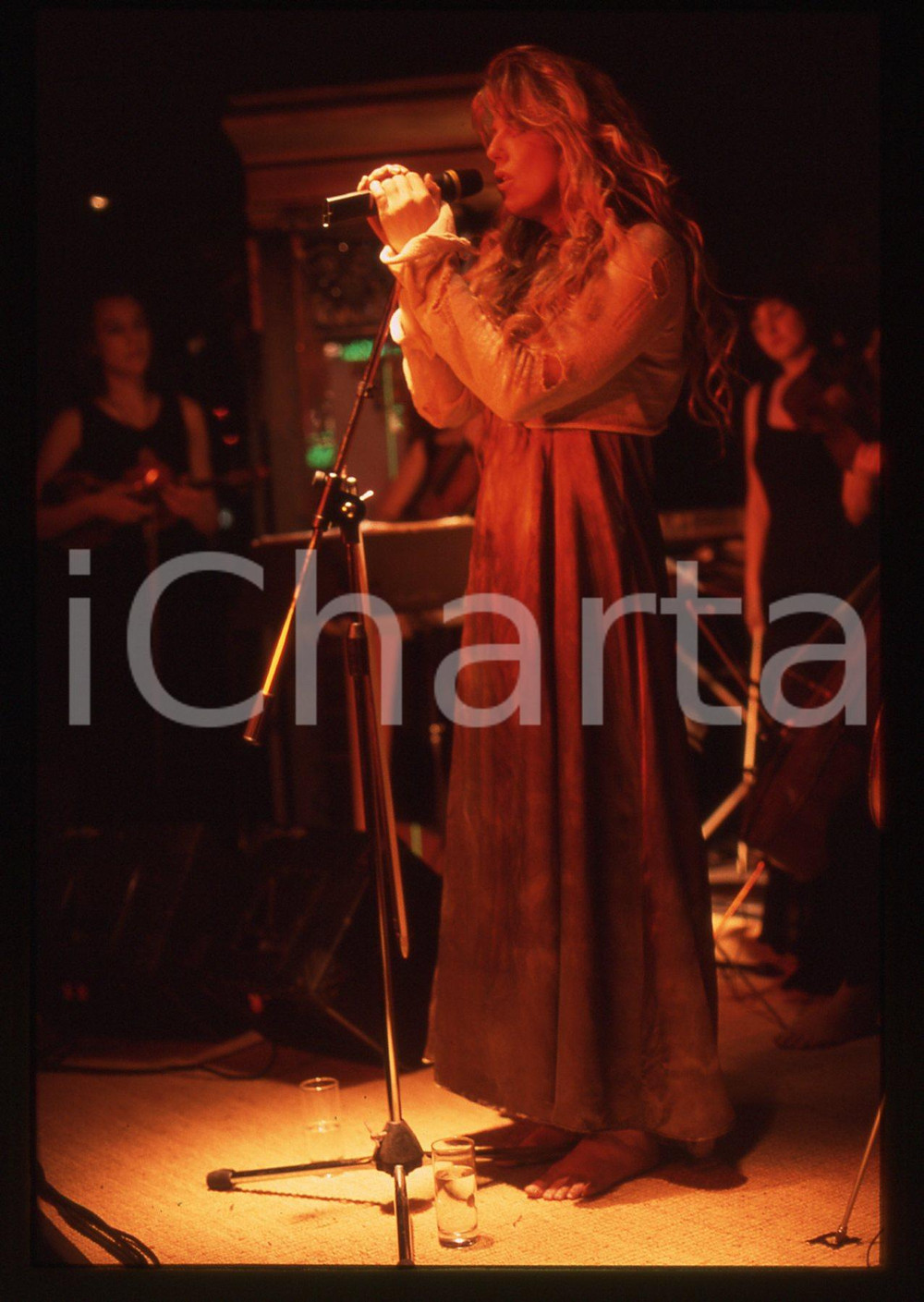 35mm vintage slide* 1995ca MILANO Caroline LAVELLE durante un concerto (15) Diapositiva d'epoca, in formato 35 mm. CONDIZIONI: GOODE' severamente vietata la riproduzione. Tutti i diritti sono riservati.Nella diapositiva ICharta mette in vendita, sul negozio eBay e in esclusiva sul sito "icharta" il proprio archivio composto da numerose diapositive e negativi fotografici d'epoca, tutti originali e autentici, che attraversano la storia del costume italiano tra gli la fine degli anni Sessanta e Novanta.Si tratta di uno sguardo inedito sull'attualit&agrave;, la politica, la vita quotidiana, il gossip e la cultura, che fotografa il cambiamento della nazione in quest'ultimo scorcio del XX secolo. Un'occasione unica per il mercato del collezionismo, che vede finalmente disponibile un archivio eccezionale per vastit&agrave;, tematiche e condizioni, in un settore (il negativo fotografico e la diapositiva) di assoluta novit&agrave; e dalle interessanti prospettive di investimento.  originale e autentica 1