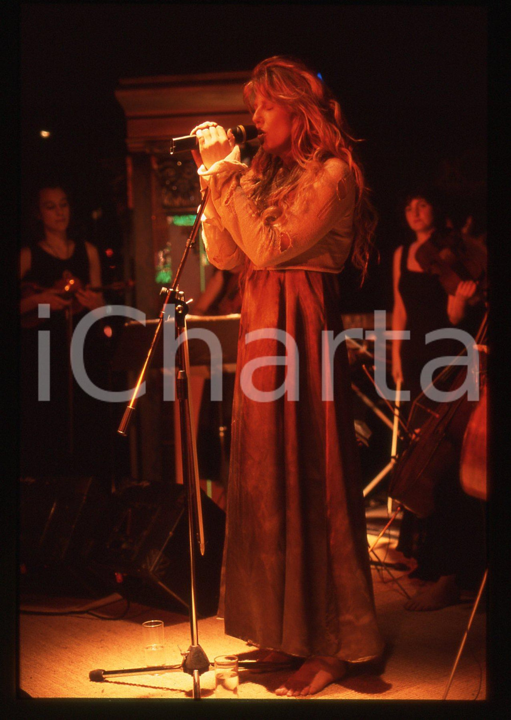 35mm vintage slide* 1995ca MILANO Caroline LAVELLE durante un concerto (16) Diapositiva d'epoca, in formato 35 mm. CONDIZIONI: GOODE' severamente vietata la riproduzione. Tutti i diritti sono riservati.Nella diapositiva ICharta mette in vendita, sul negozio eBay e in esclusiva sul sito "icharta" il proprio archivio composto da numerose diapositive e negativi fotografici d'epoca, tutti originali e autentici, che attraversano la storia del costume italiano tra gli la fine degli anni Sessanta e Novanta.Si tratta di uno sguardo inedito sull'attualit&agrave;, la politica, la vita quotidiana, il gossip e la cultura, che fotografa il cambiamento della nazione in quest'ultimo scorcio del XX secolo. Un'occasione unica per il mercato del collezionismo, che vede finalmente disponibile un archivio eccezionale per vastit&agrave;, tematiche e condizioni, in un settore (il negativo fotografico e la diapositiva) di assoluta novit&agrave; e dalle interessanti prospettive di investimento.  originale e autentica 1