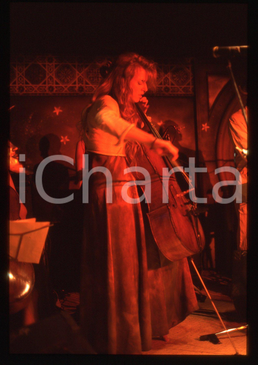 35mm vintage slide* 1995ca MILANO Caroline LAVELLE durante un concerto (17) Diapositiva d'epoca, in formato 35 mm. CONDIZIONI: GOODE' severamente vietata la riproduzione. Tutti i diritti sono riservati.Nella diapositiva ICharta mette in vendita, sul negozio eBay e in esclusiva sul sito "icharta" il proprio archivio composto da numerose diapositive e negativi fotografici d'epoca, tutti originali e autentici, che attraversano la storia del costume italiano tra gli la fine degli anni Sessanta e Novanta.Si tratta di uno sguardo inedito sull'attualit&agrave;, la politica, la vita quotidiana, il gossip e la cultura, che fotografa il cambiamento della nazione in quest'ultimo scorcio del XX secolo. Un'occasione unica per il mercato del collezionismo, che vede finalmente disponibile un archivio eccezionale per vastit&agrave;, tematiche e condizioni, in un settore (il negativo fotografico e la diapositiva) di assoluta novit&agrave; e dalle interessanti prospettive di investimento.  originale e autentica 1