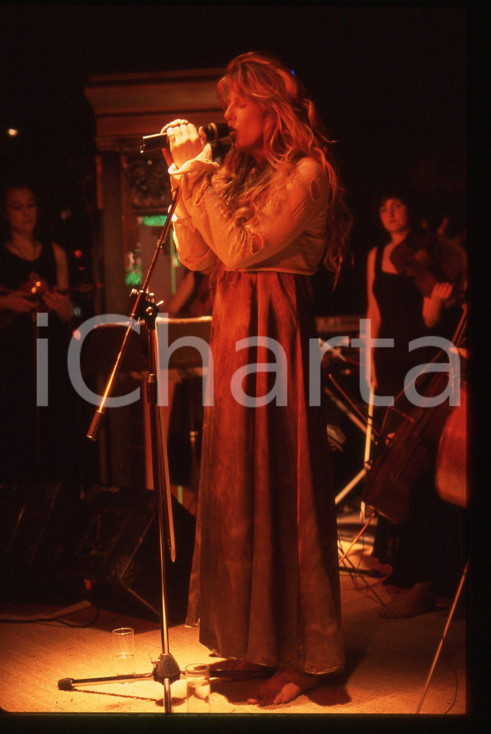 35mm vintage slide* 1995ca MILANO Caroline LAVELLE durante un concerto (18) Diapositiva d'epoca, in formato 35 mm. CONDIZIONI: GOODE' severamente vietata la riproduzione. Tutti i diritti sono riservati.Nella diapositiva ICharta mette in vendita, sul negozio eBay e in esclusiva sul sito "icharta" il proprio archivio composto da numerose diapositive e negativi fotografici d'epoca, tutti originali e autentici, che attraversano la storia del costume italiano tra gli la fine degli anni Sessanta e Novanta.Si tratta di uno sguardo inedito sull'attualit&agrave;, la politica, la vita quotidiana, il gossip e la cultura, che fotografa il cambiamento della nazione in quest'ultimo scorcio del XX secolo. Un'occasione unica per il mercato del collezionismo, che vede finalmente disponibile un archivio eccezionale per vastit&agrave;, tematiche e condizioni, in un settore (il negativo fotografico e la diapositiva) di assoluta novit&agrave; e dalle interessanti prospettive di investimento.  originale e autentica 1