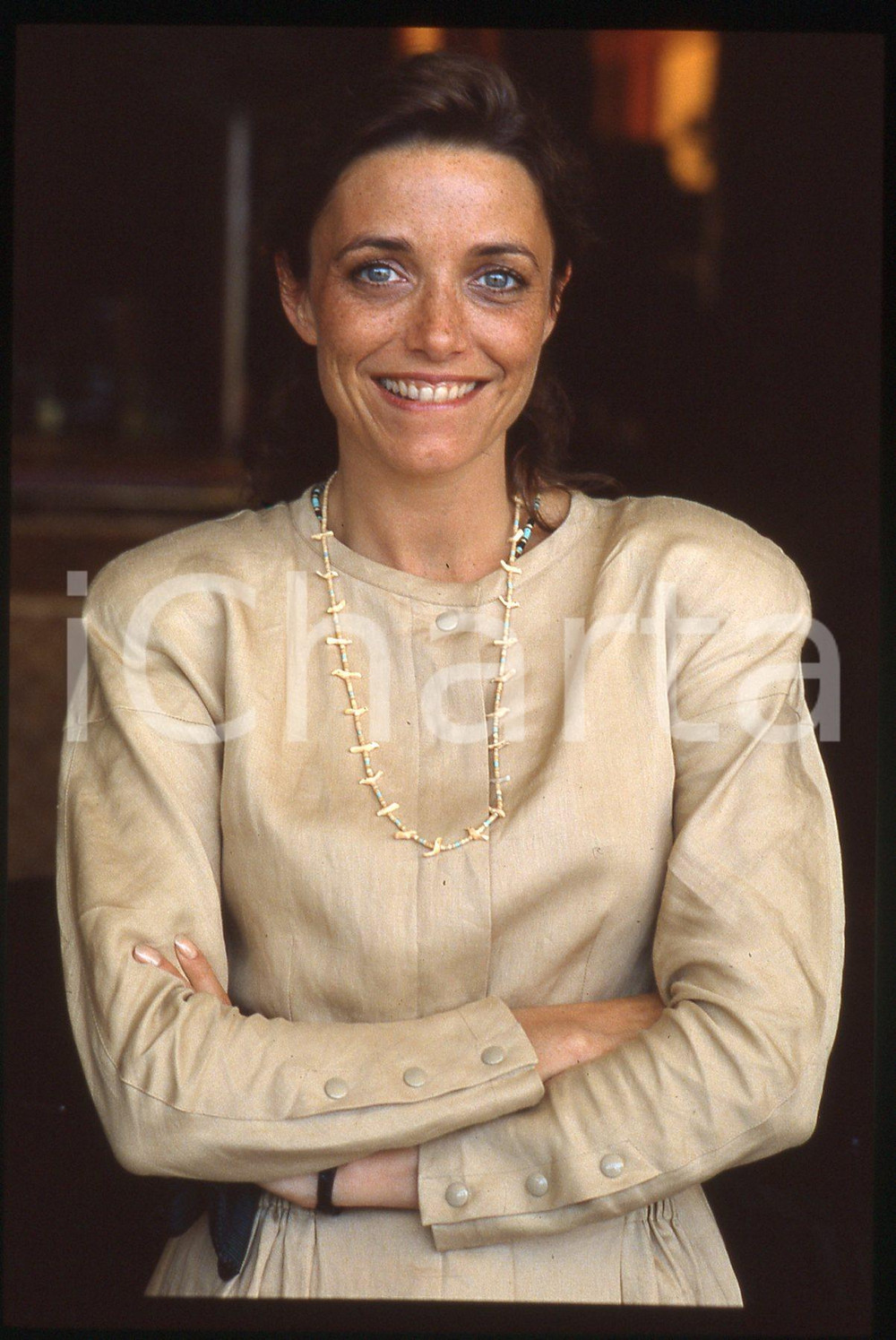 35mm vintage slide* 1990ca CINEMA Karen Jane ALLEN Ritratto dell'attrice (2) Diapositiva d'epoca, in formato 35 mm. CONDIZIONI: GOODE' severamente vietata la riproduzione. Tutti i diritti sono riservati.Nella diapositiva ICharta mette in vendita, sul negozio eBay e in esclusiva sul sito "icharta" il proprio archivio composto da numerose diapositive e negativi fotografici d'epoca, tutti originali e autentici, che attraversano la storia del costume italiano tra gli la fine degli anni Sessanta e Novanta.Si tratta di uno sguardo inedito sull'attualit&agrave;, la politica, la vita quotidiana, il gossip e la cultura, che fotografa il cambiamento della nazione in quest'ultimo scorcio del XX secolo. Un'occasione unica per il mercato del collezionismo, che vede finalmente disponibile un archivio eccezionale per vastit&agrave;, tematiche e condizioni, in un settore (il negativo fotografico e la diapositiva) di assoluta novit&agrave; e dalle interessanti prospettive di investimento.  originale e autentica 1