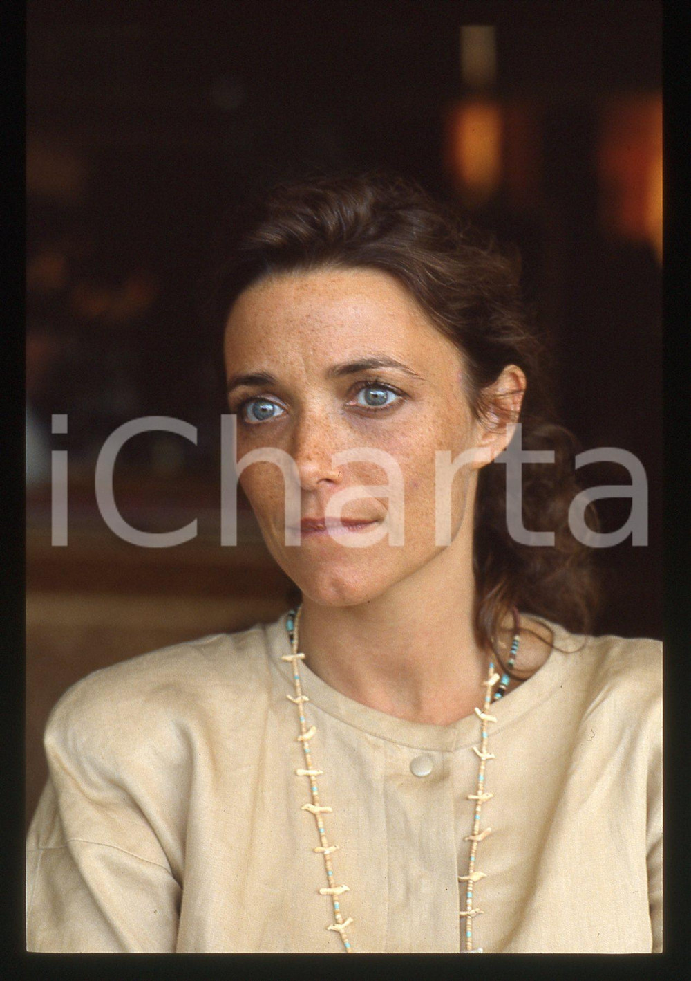 35mm vintage slide* 1990ca CINEMA Karen Jane ALLEN Ritratto dell'attrice (3) Diapositiva d'epoca, in formato 35 mm. CONDIZIONI: GOODE' severamente vietata la riproduzione. Tutti i diritti sono riservati.Nella diapositiva ICharta mette in vendita, sul negozio eBay e in esclusiva sul sito "icharta" il proprio archivio composto da numerose diapositive e negativi fotografici d'epoca, tutti originali e autentici, che attraversano la storia del costume italiano tra gli la fine degli anni Sessanta e Novanta.Si tratta di uno sguardo inedito sull'attualit&agrave;, la politica, la vita quotidiana, il gossip e la cultura, che fotografa il cambiamento della nazione in quest'ultimo scorcio del XX secolo. Un'occasione unica per il mercato del collezionismo, che vede finalmente disponibile un archivio eccezionale per vastit&agrave;, tematiche e condizioni, in un settore (il negativo fotografico e la diapositiva) di assoluta novit&agrave; e dalle interessanti prospettive di investimento.  originale e autentica 1
