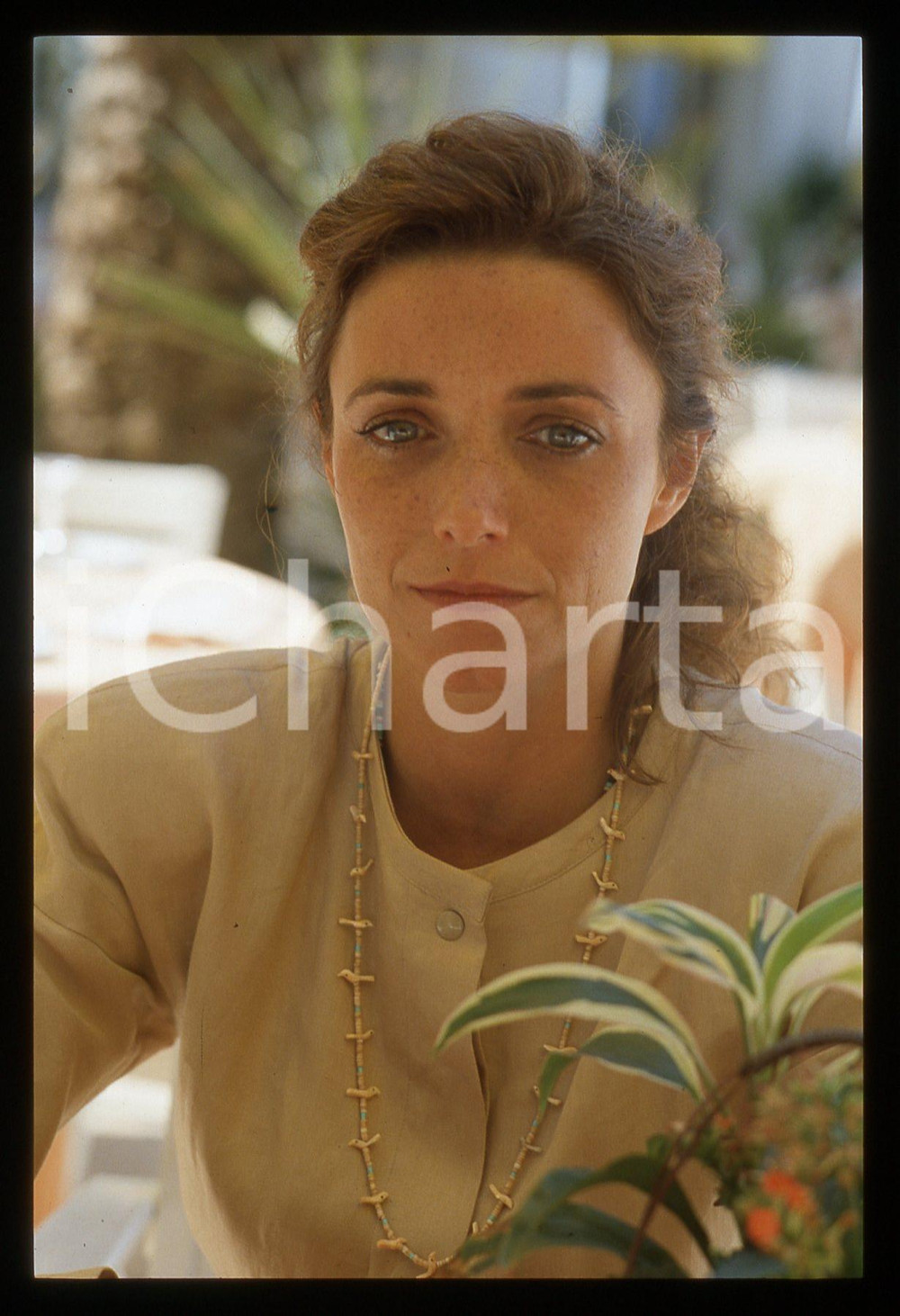 35mm vintage slide* 1990ca CINEMA Karen Jane ALLEN Ritratto dell'attrice (10) Diapositiva d'epoca, in formato 35 mm. CONDIZIONI: GOODE' severamente vietata la riproduzione. Tutti i diritti sono riservati.Nella diapositiva ICharta mette in vendita, sul negozio eBay e in esclusiva sul sito "icharta" il proprio archivio composto da numerose diapositive e negativi fotografici d'epoca, tutti originali e autentici, che attraversano la storia del costume italiano tra gli la fine degli anni Sessanta e Novanta.Si tratta di uno sguardo inedito sull'attualit&agrave;, la politica, la vita quotidiana, il gossip e la cultura, che fotografa il cambiamento della nazione in quest'ultimo scorcio del XX secolo. Un'occasione unica per il mercato del collezionismo, che vede finalmente disponibile un archivio eccezionale per vastit&agrave;, tematiche e condizioni, in un settore (il negativo fotografico e la diapositiva) di assoluta novit&agrave; e dalle interessanti prospettive di investimento.  originale e autentica 1