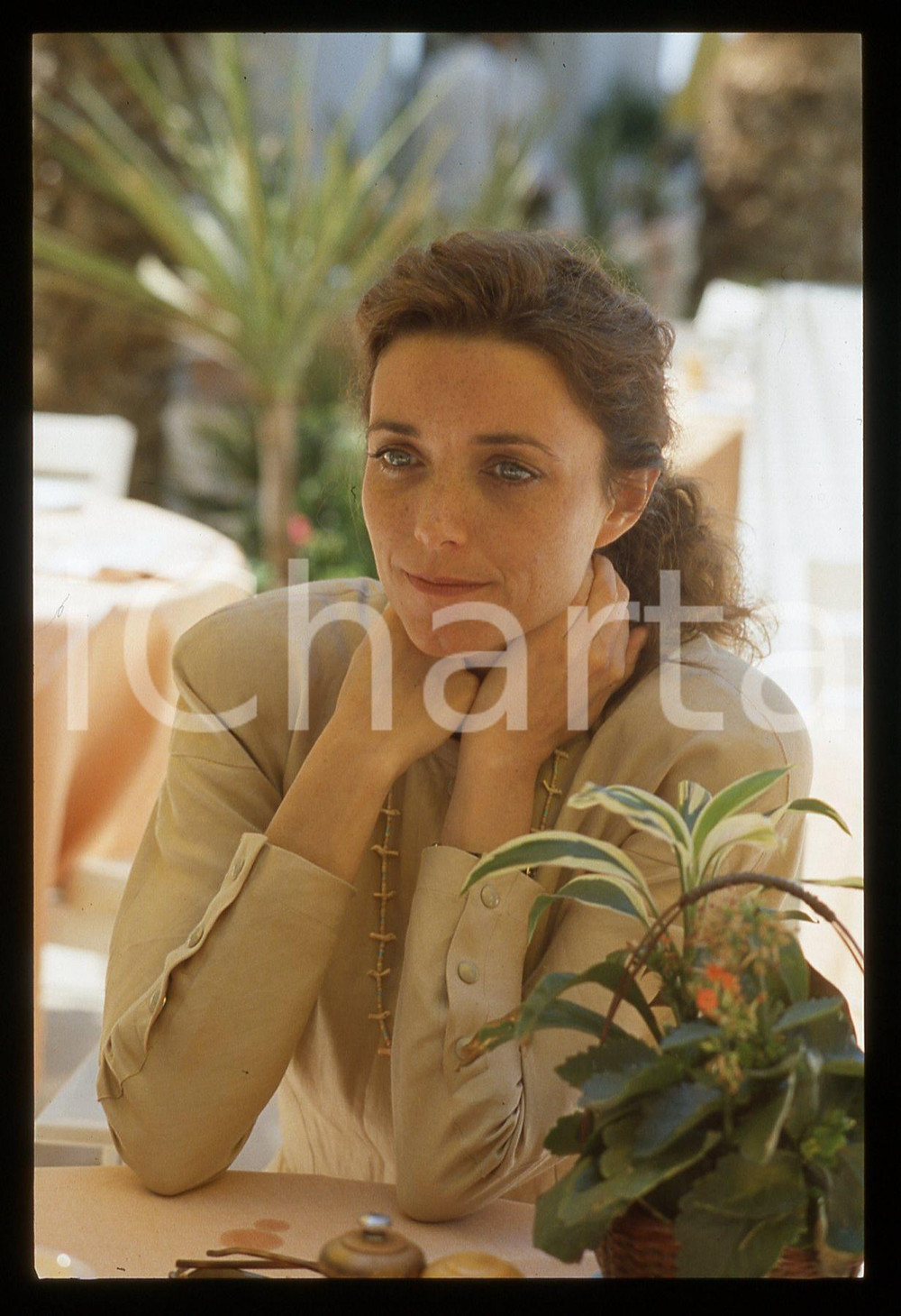 35mm vintage slide* 1990ca CINEMA Karen Jane ALLEN Ritratto dell'attrice (13) Diapositiva d'epoca, in formato 35 mm. CONDIZIONI: GOODE' severamente vietata la riproduzione. Tutti i diritti sono riservati.Nella diapositiva ICharta mette in vendita, sul negozio eBay e in esclusiva sul sito "icharta" il proprio archivio composto da numerose diapositive e negativi fotografici d'epoca, tutti originali e autentici, che attraversano la storia del costume italiano tra gli la fine degli anni Sessanta e Novanta.Si tratta di uno sguardo inedito sull'attualit&agrave;, la politica, la vita quotidiana, il gossip e la cultura, che fotografa il cambiamento della nazione in quest'ultimo scorcio del XX secolo. Un'occasione unica per il mercato del collezionismo, che vede finalmente disponibile un archivio eccezionale per vastit&agrave;, tematiche e condizioni, in un settore (il negativo fotografico e la diapositiva) di assoluta novit&agrave; e dalle interessanti prospettive di investimento.  originale e autentica 1