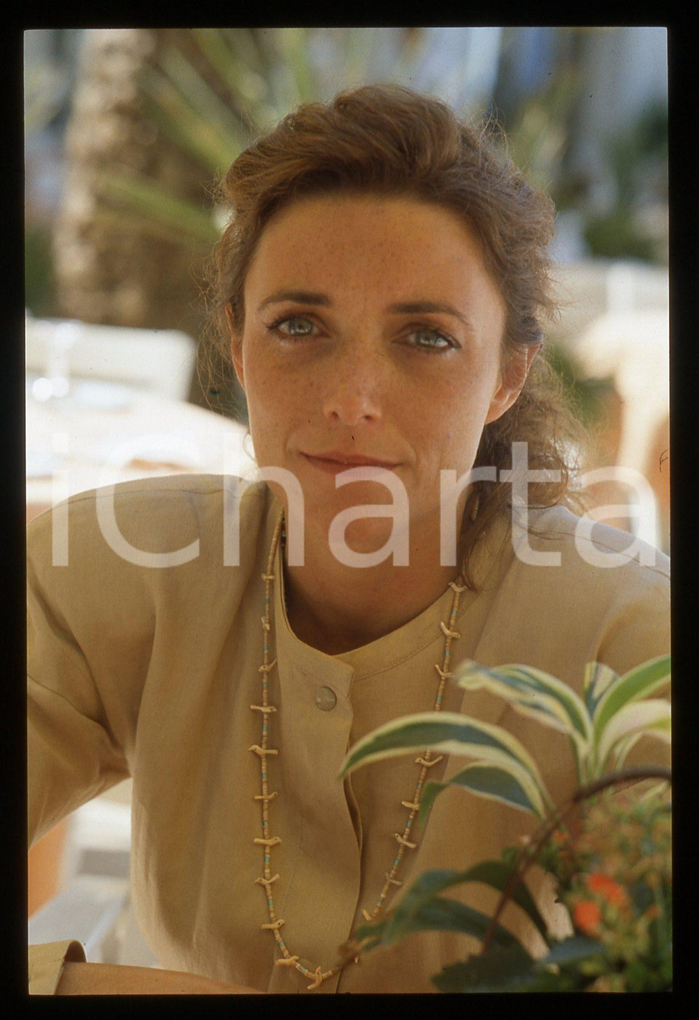 35mm vintage slide* 1990ca CINEMA Karen Jane ALLEN Ritratto dell'attrice (14) Diapositiva d'epoca, in formato 35 mm. CONDIZIONI: GOODE' severamente vietata la riproduzione. Tutti i diritti sono riservati.Nella diapositiva ICharta mette in vendita, sul negozio eBay e in esclusiva sul sito "icharta" il proprio archivio composto da numerose diapositive e negativi fotografici d'epoca, tutti originali e autentici, che attraversano la storia del costume italiano tra gli la fine degli anni Sessanta e Novanta.Si tratta di uno sguardo inedito sull'attualit&agrave;, la politica, la vita quotidiana, il gossip e la cultura, che fotografa il cambiamento della nazione in quest'ultimo scorcio del XX secolo. Un'occasione unica per il mercato del collezionismo, che vede finalmente disponibile un archivio eccezionale per vastit&agrave;, tematiche e condizioni, in un settore (il negativo fotografico e la diapositiva) di assoluta novit&agrave; e dalle interessanti prospettive di investimento.  originale e autentica 1