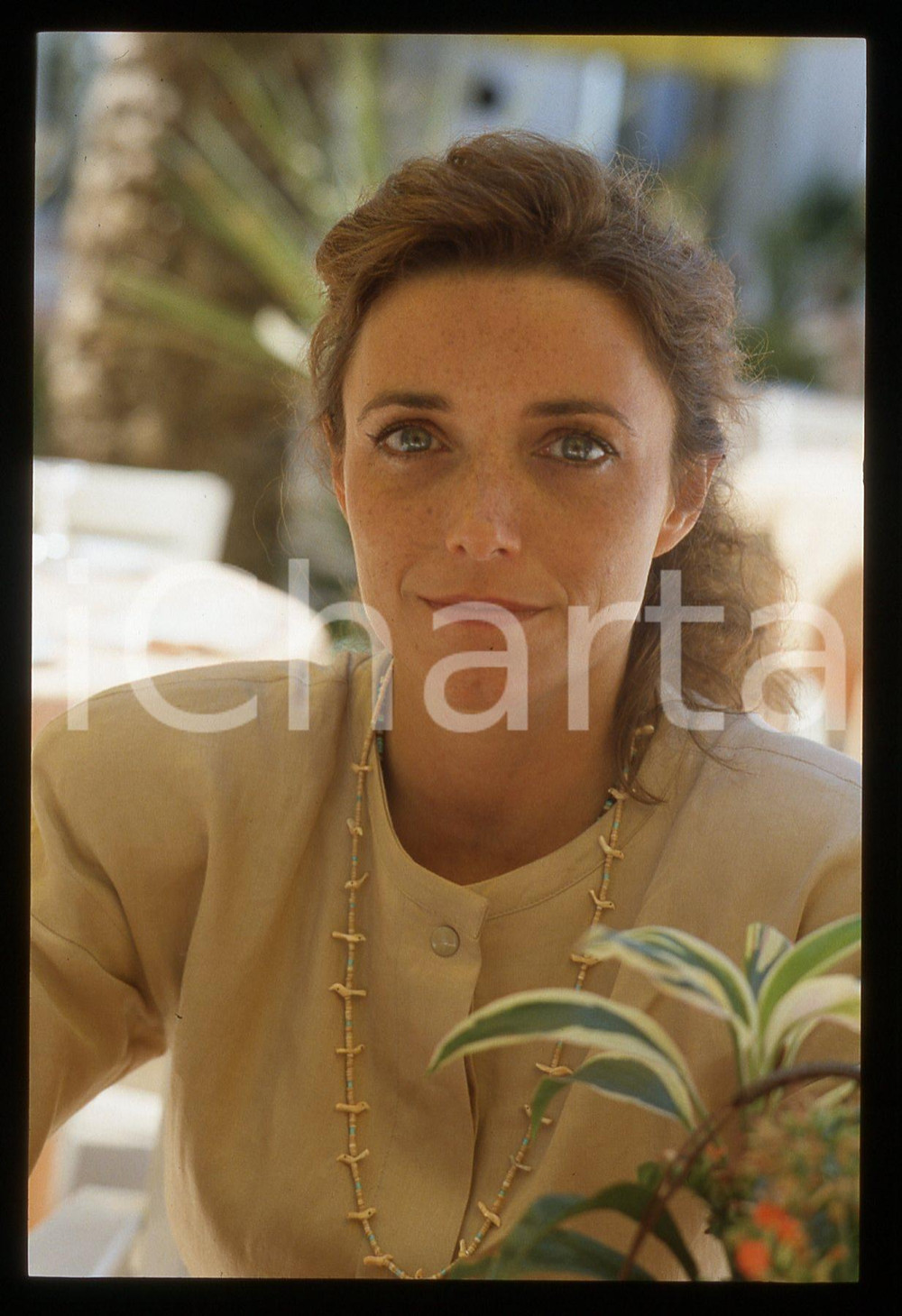35mm vintage slide* 1990ca CINEMA Karen Jane ALLEN Ritratto dell'attrice (15) Diapositiva d'epoca, in formato 35 mm. CONDIZIONI: GOODE' severamente vietata la riproduzione. Tutti i diritti sono riservati.Nella diapositiva ICharta mette in vendita, sul negozio eBay e in esclusiva sul sito "icharta" il proprio archivio composto da numerose diapositive e negativi fotografici d'epoca, tutti originali e autentici, che attraversano la storia del costume italiano tra gli la fine degli anni Sessanta e Novanta.Si tratta di uno sguardo inedito sull'attualit&agrave;, la politica, la vita quotidiana, il gossip e la cultura, che fotografa il cambiamento della nazione in quest'ultimo scorcio del XX secolo. Un'occasione unica per il mercato del collezionismo, che vede finalmente disponibile un archivio eccezionale per vastit&agrave;, tematiche e condizioni, in un settore (il negativo fotografico e la diapositiva) di assoluta novit&agrave; e dalle interessanti prospettive di investimento.  originale e autentica 1