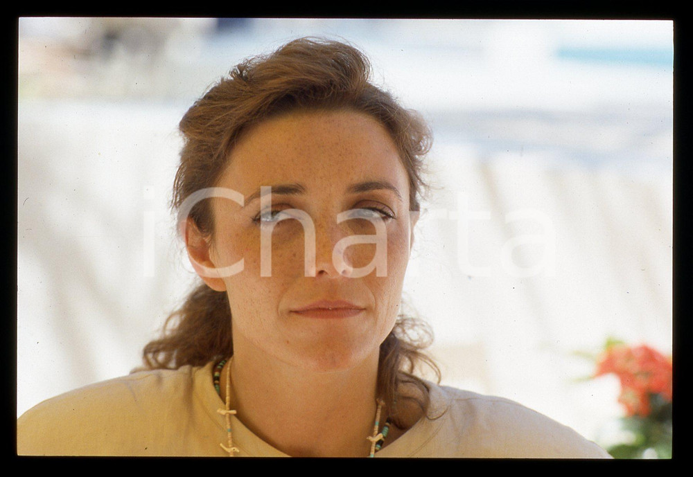 35mm vintage slide* 1990ca CINEMA Karen Jane ALLEN Ritratto dell'attrice (16) Diapositiva d'epoca, in formato 35 mm. CONDIZIONI: GOODE' severamente vietata la riproduzione. Tutti i diritti sono riservati.Nella diapositiva ICharta mette in vendita, sul negozio eBay e in esclusiva sul sito "icharta" il proprio archivio composto da numerose diapositive e negativi fotografici d'epoca, tutti originali e autentici, che attraversano la storia del costume italiano tra gli la fine degli anni Sessanta e Novanta.Si tratta di uno sguardo inedito sull'attualit&agrave;, la politica, la vita quotidiana, il gossip e la cultura, che fotografa il cambiamento della nazione in quest'ultimo scorcio del XX secolo. Un'occasione unica per il mercato del collezionismo, che vede finalmente disponibile un archivio eccezionale per vastit&agrave;, tematiche e condizioni, in un settore (il negativo fotografico e la diapositiva) di assoluta novit&agrave; e dalle interessanti prospettive di investimento.  originale e autentica 1