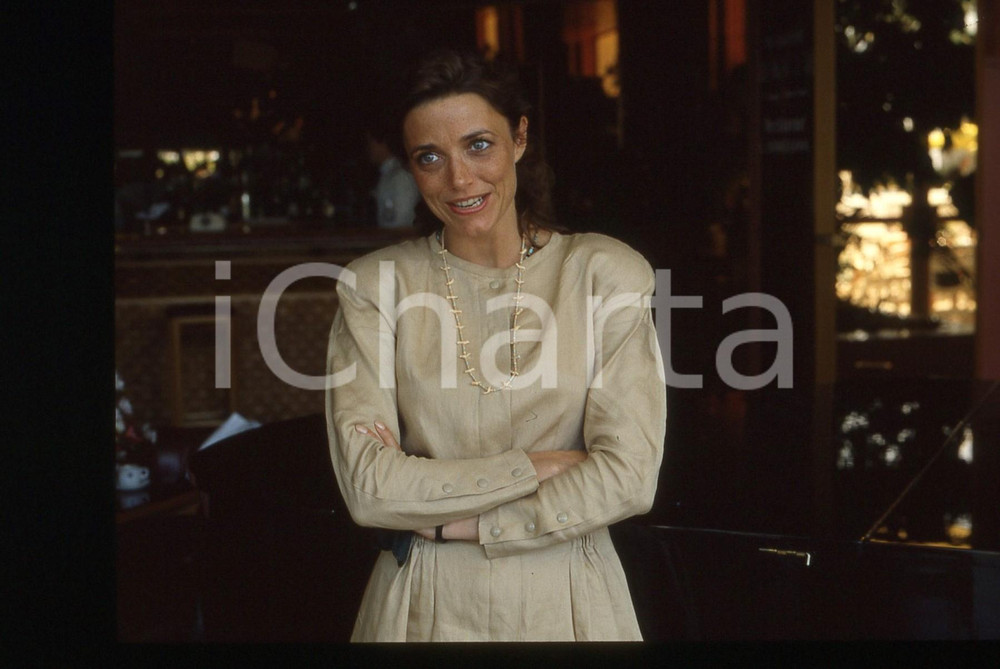 35mm vintage slide* 1990ca CINEMA Karen Jane ALLEN Ritratto dell'attrice (18) Diapositiva d'epoca, in formato 35 mm. CONDIZIONI: GOODE' severamente vietata la riproduzione. Tutti i diritti sono riservati.Nella diapositiva ICharta mette in vendita, sul negozio eBay e in esclusiva sul sito "icharta" il proprio archivio composto da numerose diapositive e negativi fotografici d'epoca, tutti originali e autentici, che attraversano la storia del costume italiano tra gli la fine degli anni Sessanta e Novanta.Si tratta di uno sguardo inedito sull'attualit&agrave;, la politica, la vita quotidiana, il gossip e la cultura, che fotografa il cambiamento della nazione in quest'ultimo scorcio del XX secolo. Un'occasione unica per il mercato del collezionismo, che vede finalmente disponibile un archivio eccezionale per vastit&agrave;, tematiche e condizioni, in un settore (il negativo fotografico e la diapositiva) di assoluta novit&agrave; e dalle interessanti prospettive di investimento.  originale e autentica 1