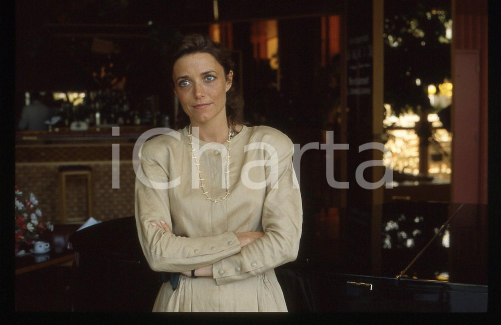 35mm vintage slide* 1990ca CINEMA Karen Jane ALLEN Ritratto dell'attrice (19) Diapositiva d'epoca, in formato 35 mm. CONDIZIONI: GOODE' severamente vietata la riproduzione. Tutti i diritti sono riservati.Nella diapositiva ICharta mette in vendita, sul negozio eBay e in esclusiva sul sito "icharta" il proprio archivio composto da numerose diapositive e negativi fotografici d'epoca, tutti originali e autentici, che attraversano la storia del costume italiano tra gli la fine degli anni Sessanta e Novanta.Si tratta di uno sguardo inedito sull'attualit&agrave;, la politica, la vita quotidiana, il gossip e la cultura, che fotografa il cambiamento della nazione in quest'ultimo scorcio del XX secolo. Un'occasione unica per il mercato del collezionismo, che vede finalmente disponibile un archivio eccezionale per vastit&agrave;, tematiche e condizioni, in un settore (il negativo fotografico e la diapositiva) di assoluta novit&agrave; e dalle interessanti prospettive di investimento.  originale e autentica 1