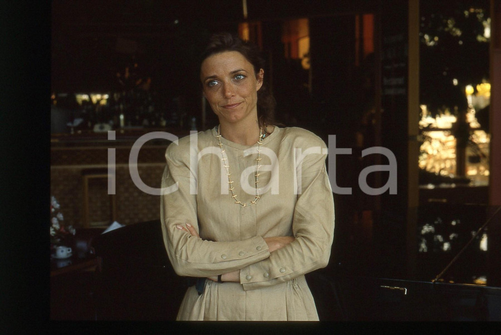 35mm vintage slide* 1990ca CINEMA Karen Jane ALLEN Ritratto dell'attrice (20) Diapositiva d'epoca, in formato 35 mm. CONDIZIONI: GOODE' severamente vietata la riproduzione. Tutti i diritti sono riservati.Nella diapositiva ICharta mette in vendita, sul negozio eBay e in esclusiva sul sito "icharta" il proprio archivio composto da numerose diapositive e negativi fotografici d'epoca, tutti originali e autentici, che attraversano la storia del costume italiano tra gli la fine degli anni Sessanta e Novanta.Si tratta di uno sguardo inedito sull'attualit&agrave;, la politica, la vita quotidiana, il gossip e la cultura, che fotografa il cambiamento della nazione in quest'ultimo scorcio del XX secolo. Un'occasione unica per il mercato del collezionismo, che vede finalmente disponibile un archivio eccezionale per vastit&agrave;, tematiche e condizioni, in un settore (il negativo fotografico e la diapositiva) di assoluta novit&agrave; e dalle interessanti prospettive di investimento.  originale e autentica 1