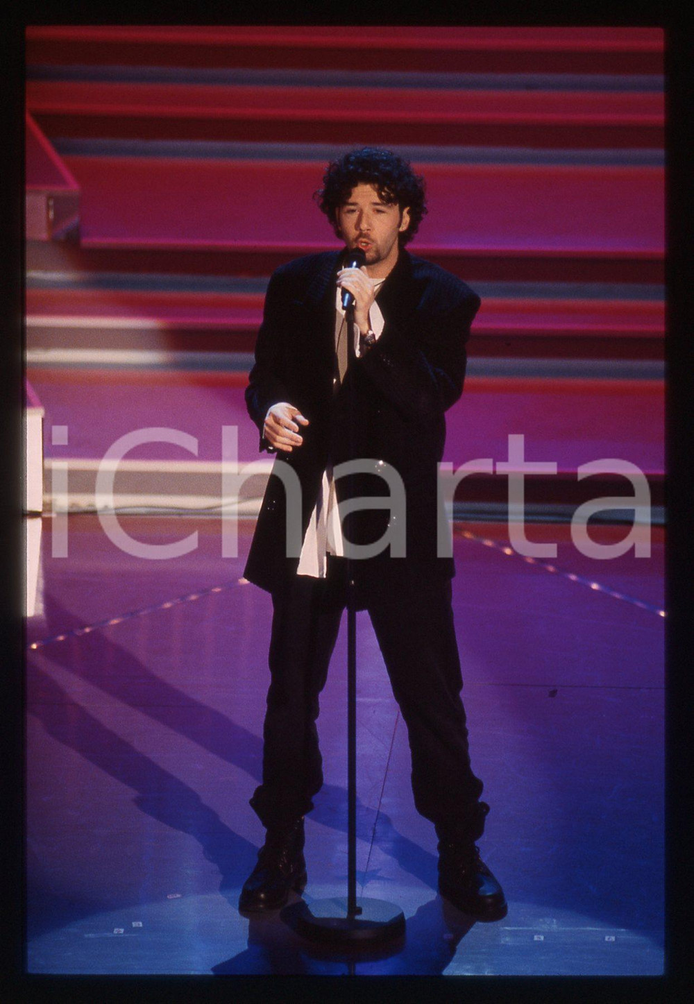 35mm vintage slide* 1996 FESTIVAL DI SANREMO Paolo VALLESI all'Ariston (1) Diapositiva d'epoca, in formato 35 mm. CONDIZIONI: GOODE' severamente vietata la riproduzione. Tutti i diritti sono riservati.Nella diapositiva ICharta mette in vendita, sul negozio eBay e in esclusiva sul sito "icharta" il proprio archivio composto da numerose diapositive e negativi fotografici d'epoca, tutti originali e autentici, che attraversano la storia del costume italiano tra gli la fine degli anni Sessanta e Novanta.Si tratta di uno sguardo inedito sull'attualit&agrave;, la politica, la vita quotidiana, il gossip e la cultura, che fotografa il cambiamento della nazione in quest'ultimo scorcio del XX secolo. Un'occasione unica per il mercato del collezionismo, che vede finalmente disponibile un archivio eccezionale per vastit&agrave;, tematiche e condizioni, in un settore (il negativo fotografico e la diapositiva) di assoluta novit&agrave; e dalle interessanti prospettive di investimento.  originale e autentica 1