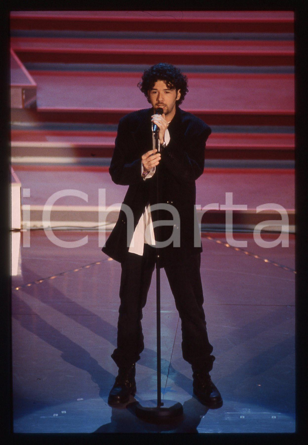 35mm vintage slide* 1996 FESTIVAL DI SANREMO Paolo VALLESI all'Ariston (2) Diapositiva d'epoca, in formato 35 mm. CONDIZIONI: GOODE' severamente vietata la riproduzione. Tutti i diritti sono riservati.Nella diapositiva ICharta mette in vendita, sul negozio eBay e in esclusiva sul sito "icharta" il proprio archivio composto da numerose diapositive e negativi fotografici d'epoca, tutti originali e autentici, che attraversano la storia del costume italiano tra gli la fine degli anni Sessanta e Novanta.Si tratta di uno sguardo inedito sull'attualit&agrave;, la politica, la vita quotidiana, il gossip e la cultura, che fotografa il cambiamento della nazione in quest'ultimo scorcio del XX secolo. Un'occasione unica per il mercato del collezionismo, che vede finalmente disponibile un archivio eccezionale per vastit&agrave;, tematiche e condizioni, in un settore (il negativo fotografico e la diapositiva) di assoluta novit&agrave; e dalle interessanti prospettive di investimento.  originale e autentica 1