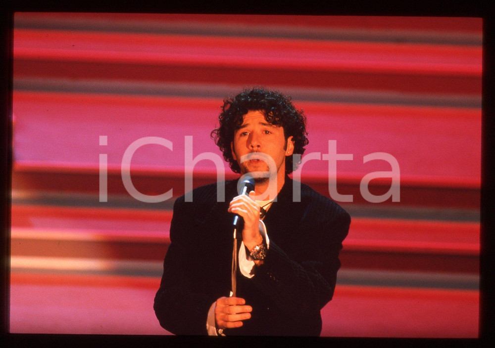 35mm vintage slide* 1996 FESTIVAL DI SANREMO Paolo VALLESI all'Ariston (3) Diapositiva d'epoca, in formato 35 mm. CONDIZIONI: GOODE' severamente vietata la riproduzione. Tutti i diritti sono riservati.Nella diapositiva ICharta mette in vendita, sul negozio eBay e in esclusiva sul sito "icharta" il proprio archivio composto da numerose diapositive e negativi fotografici d'epoca, tutti originali e autentici, che attraversano la storia del costume italiano tra gli la fine degli anni Sessanta e Novanta.Si tratta di uno sguardo inedito sull'attualit&agrave;, la politica, la vita quotidiana, il gossip e la cultura, che fotografa il cambiamento della nazione in quest'ultimo scorcio del XX secolo. Un'occasione unica per il mercato del collezionismo, che vede finalmente disponibile un archivio eccezionale per vastit&agrave;, tematiche e condizioni, in un settore (il negativo fotografico e la diapositiva) di assoluta novit&agrave; e dalle interessanti prospettive di investimento.  originale e autentica 1