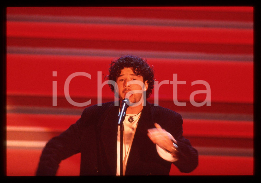 35mm vintage slide* 1996 FESTIVAL DI SANREMO Paolo VALLESI all'Ariston (4) Diapositiva d'epoca, in formato 35 mm. CONDIZIONI: GOODE' severamente vietata la riproduzione. Tutti i diritti sono riservati.Nella diapositiva ICharta mette in vendita, sul negozio eBay e in esclusiva sul sito "icharta" il proprio archivio composto da numerose diapositive e negativi fotografici d'epoca, tutti originali e autentici, che attraversano la storia del costume italiano tra gli la fine degli anni Sessanta e Novanta.Si tratta di uno sguardo inedito sull'attualit&agrave;, la politica, la vita quotidiana, il gossip e la cultura, che fotografa il cambiamento della nazione in quest'ultimo scorcio del XX secolo. Un'occasione unica per il mercato del collezionismo, che vede finalmente disponibile un archivio eccezionale per vastit&agrave;, tematiche e condizioni, in un settore (il negativo fotografico e la diapositiva) di assoluta novit&agrave; e dalle interessanti prospettive di investimento.  originale e autentica 1