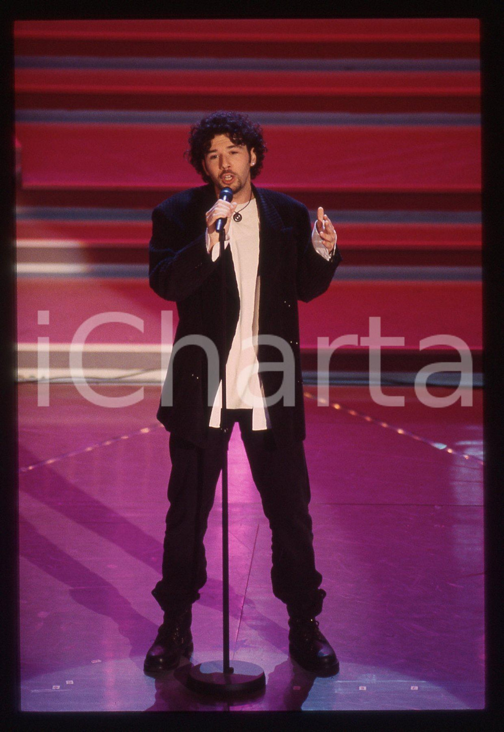 35mm vintage slide* 1996 FESTIVAL DI SANREMO Paolo VALLESI all'Ariston (5) Diapositiva d'epoca, in formato 35 mm. CONDIZIONI: GOODE' severamente vietata la riproduzione. Tutti i diritti sono riservati.Nella diapositiva ICharta mette in vendita, sul negozio eBay e in esclusiva sul sito "icharta" il proprio archivio composto da numerose diapositive e negativi fotografici d'epoca, tutti originali e autentici, che attraversano la storia del costume italiano tra gli la fine degli anni Sessanta e Novanta.Si tratta di uno sguardo inedito sull'attualit&agrave;, la politica, la vita quotidiana, il gossip e la cultura, che fotografa il cambiamento della nazione in quest'ultimo scorcio del XX secolo. Un'occasione unica per il mercato del collezionismo, che vede finalmente disponibile un archivio eccezionale per vastit&agrave;, tematiche e condizioni, in un settore (il negativo fotografico e la diapositiva) di assoluta novit&agrave; e dalle interessanti prospettive di investimento.  originale e autentica 1