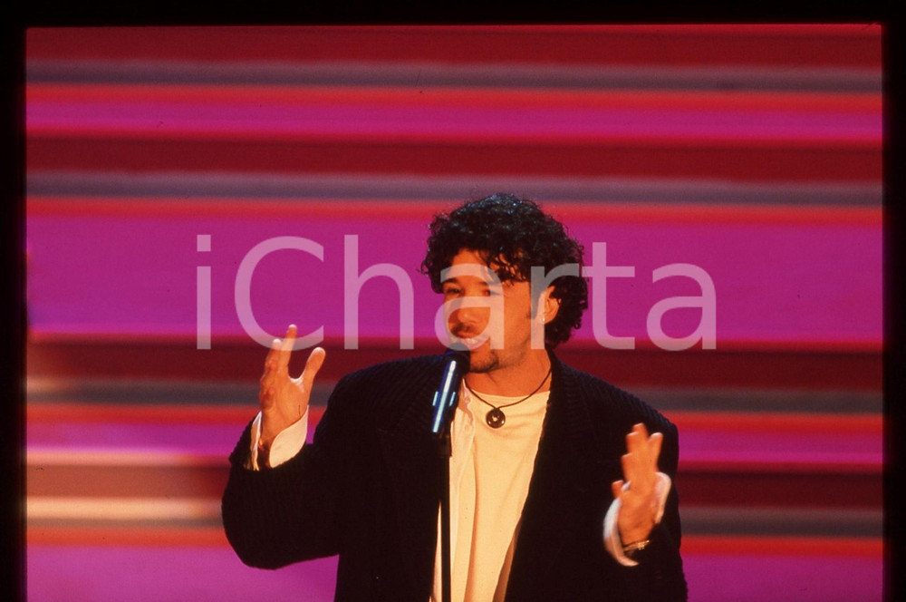 35mm vintage slide* 1996 FESTIVAL DI SANREMO Paolo VALLESI all'Ariston (6) Diapositiva d'epoca, in formato 35 mm. CONDIZIONI: GOODE' severamente vietata la riproduzione. Tutti i diritti sono riservati.Nella diapositiva ICharta mette in vendita, sul negozio eBay e in esclusiva sul sito "icharta" il proprio archivio composto da numerose diapositive e negativi fotografici d'epoca, tutti originali e autentici, che attraversano la storia del costume italiano tra gli la fine degli anni Sessanta e Novanta.Si tratta di uno sguardo inedito sull'attualit&agrave;, la politica, la vita quotidiana, il gossip e la cultura, che fotografa il cambiamento della nazione in quest'ultimo scorcio del XX secolo. Un'occasione unica per il mercato del collezionismo, che vede finalmente disponibile un archivio eccezionale per vastit&agrave;, tematiche e condizioni, in un settore (il negativo fotografico e la diapositiva) di assoluta novit&agrave; e dalle interessanti prospettive di investimento.  originale e autentica 1