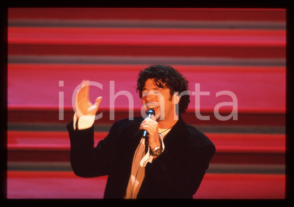 35mm vintage slide* 1996 FESTIVAL DI SANREMO Paolo VALLESI all'Ariston (7) Diapositiva d'epoca, in formato 35 mm. CONDIZIONI: GOODE' severamente vietata la riproduzione. Tutti i diritti sono riservati.Nella diapositiva ICharta mette in vendita, sul negozio eBay e in esclusiva sul sito "icharta" il proprio archivio composto da numerose diapositive e negativi fotografici d'epoca, tutti originali e autentici, che attraversano la storia del costume italiano tra gli la fine degli anni Sessanta e Novanta.Si tratta di uno sguardo inedito sull'attualit&agrave;, la politica, la vita quotidiana, il gossip e la cultura, che fotografa il cambiamento della nazione in quest'ultimo scorcio del XX secolo. Un'occasione unica per il mercato del collezionismo, che vede finalmente disponibile un archivio eccezionale per vastit&agrave;, tematiche e condizioni, in un settore (il negativo fotografico e la diapositiva) di assoluta novit&agrave; e dalle interessanti prospettive di investimento.  originale e autentica 1