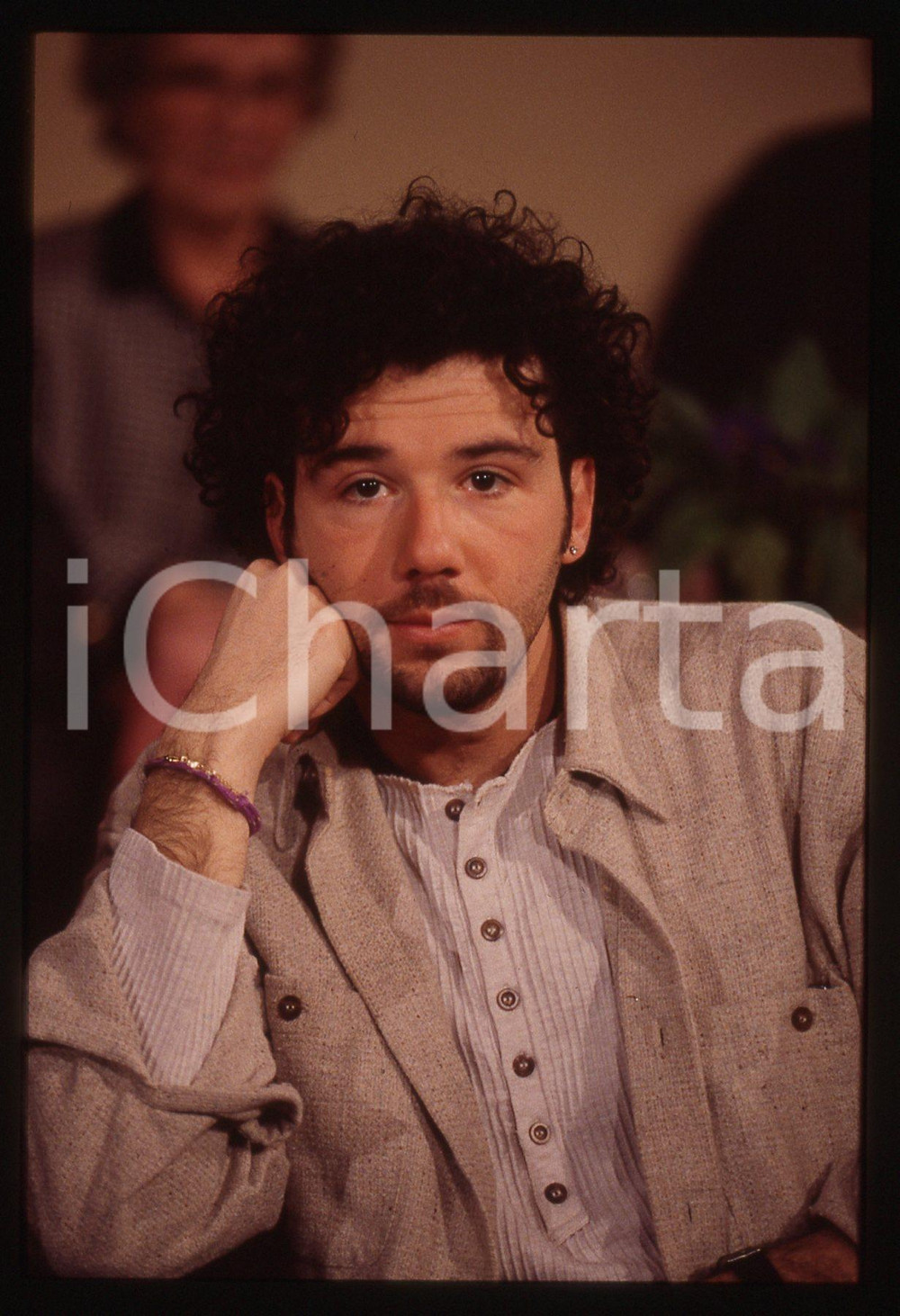 35mm vintage slide* 1995ca ITALIA MUSICA Paolo VALLESI Ritratto del cantante 1 Diapositiva d'epoca, in formato 35 mm. CONDIZIONI: GOODE' severamente vietata la riproduzione. Tutti i diritti sono riservati.Nella diapositiva ICharta mette in vendita, sul negozio eBay e in esclusiva sul sito "icharta" il proprio archivio composto da numerose diapositive e negativi fotografici d'epoca, tutti originali e autentici, che attraversano la storia del costume italiano tra gli la fine degli anni Sessanta e Novanta.Si tratta di uno sguardo inedito sull'attualit&agrave;, la politica, la vita quotidiana, il gossip e la cultura, che fotografa il cambiamento della nazione in quest'ultimo scorcio del XX secolo. Un'occasione unica per il mercato del collezionismo, che vede finalmente disponibile un archivio eccezionale per vastit&agrave;, tematiche e condizioni, in un settore (il negativo fotografico e la diapositiva) di assoluta novit&agrave; e dalle interessanti prospettive di investimento.  originale e autentica 1