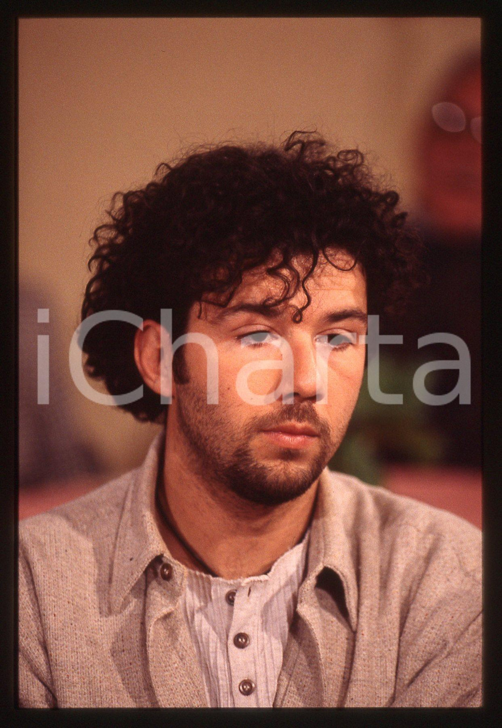 35mm vintage slide* 1995ca ITALIA MUSICA Paolo VALLESI Ritratto del cantante 2 Diapositiva d'epoca, in formato 35 mm. CONDIZIONI: GOODE' severamente vietata la riproduzione. Tutti i diritti sono riservati.Nella diapositiva ICharta mette in vendita, sul negozio eBay e in esclusiva sul sito "icharta" il proprio archivio composto da numerose diapositive e negativi fotografici d'epoca, tutti originali e autentici, che attraversano la storia del costume italiano tra gli la fine degli anni Sessanta e Novanta.Si tratta di uno sguardo inedito sull'attualit&agrave;, la politica, la vita quotidiana, il gossip e la cultura, che fotografa il cambiamento della nazione in quest'ultimo scorcio del XX secolo. Un'occasione unica per il mercato del collezionismo, che vede finalmente disponibile un archivio eccezionale per vastit&agrave;, tematiche e condizioni, in un settore (il negativo fotografico e la diapositiva) di assoluta novit&agrave; e dalle interessanti prospettive di investimento.  originale e autentica 1