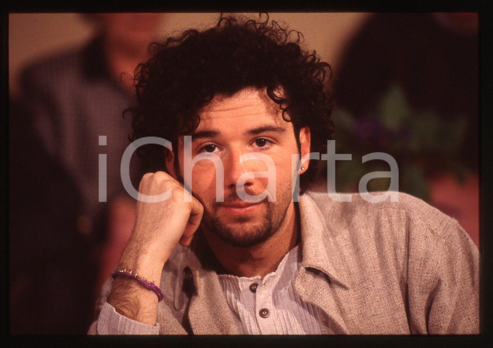 35mm vintage slide* 1995ca ITALIA MUSICA Paolo VALLESI Ritratto del cantante 3 Diapositiva d'epoca, in formato 35 mm. CONDIZIONI: GOODE' severamente vietata la riproduzione. Tutti i diritti sono riservati.Nella diapositiva ICharta mette in vendita, sul negozio eBay e in esclusiva sul sito "icharta" il proprio archivio composto da numerose diapositive e negativi fotografici d'epoca, tutti originali e autentici, che attraversano la storia del costume italiano tra gli la fine degli anni Sessanta e Novanta.Si tratta di uno sguardo inedito sull'attualit&agrave;, la politica, la vita quotidiana, il gossip e la cultura, che fotografa il cambiamento della nazione in quest'ultimo scorcio del XX secolo. Un'occasione unica per il mercato del collezionismo, che vede finalmente disponibile un archivio eccezionale per vastit&agrave;, tematiche e condizioni, in un settore (il negativo fotografico e la diapositiva) di assoluta novit&agrave; e dalle interessanti prospettive di investimento.  originale e autentica 1